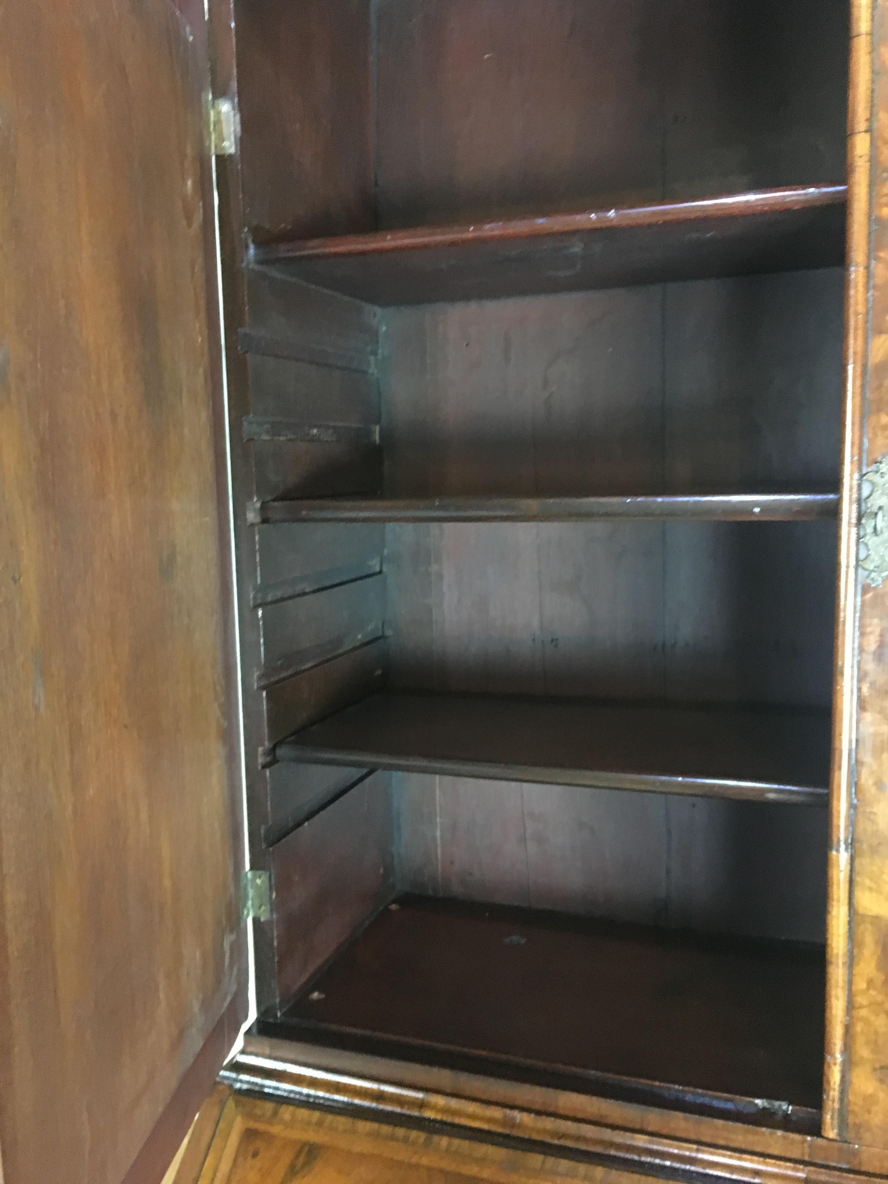 Libreria in legno di noce Queen Anne con scrivania In condizioni buone in vendita a Miami, FL