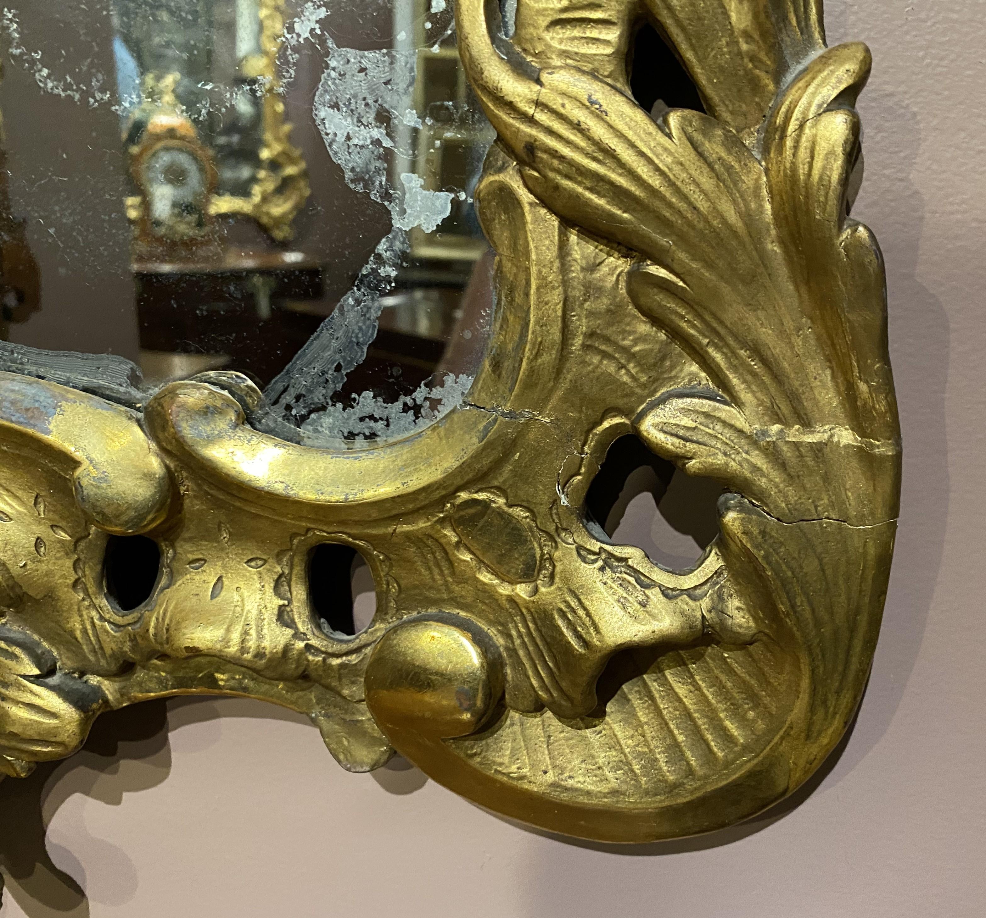 Miroir mural rocococo anglais du 18ème siècle avec cadre en bois doré sculpté en volutes en vente 2