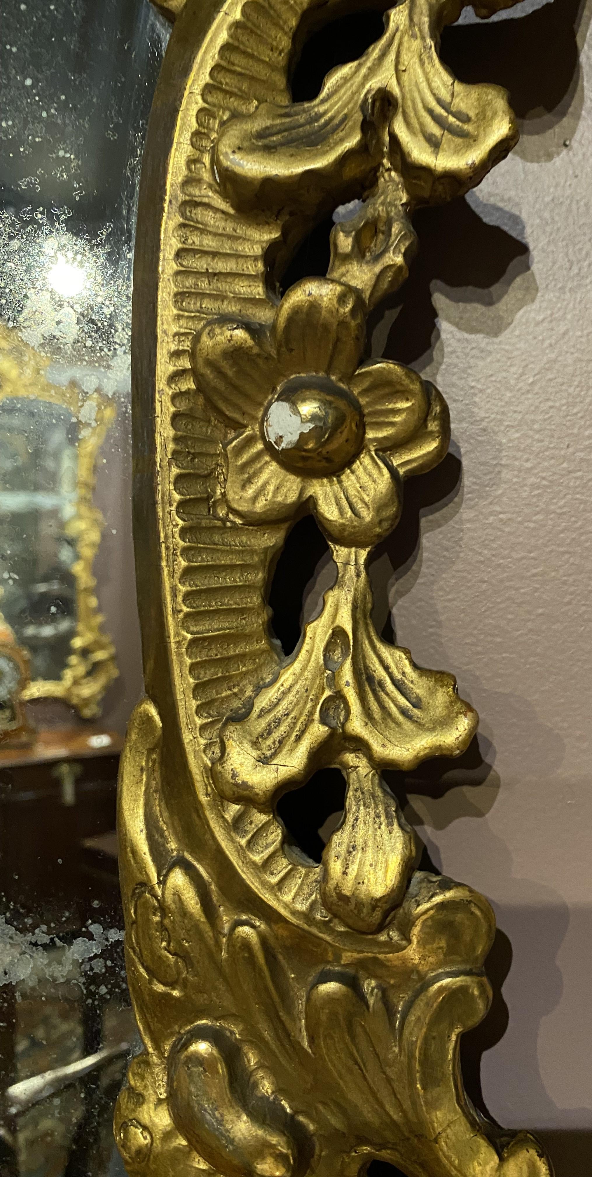 Miroir mural rocococo anglais du 18ème siècle avec cadre en bois doré sculpté en volutes en vente 3