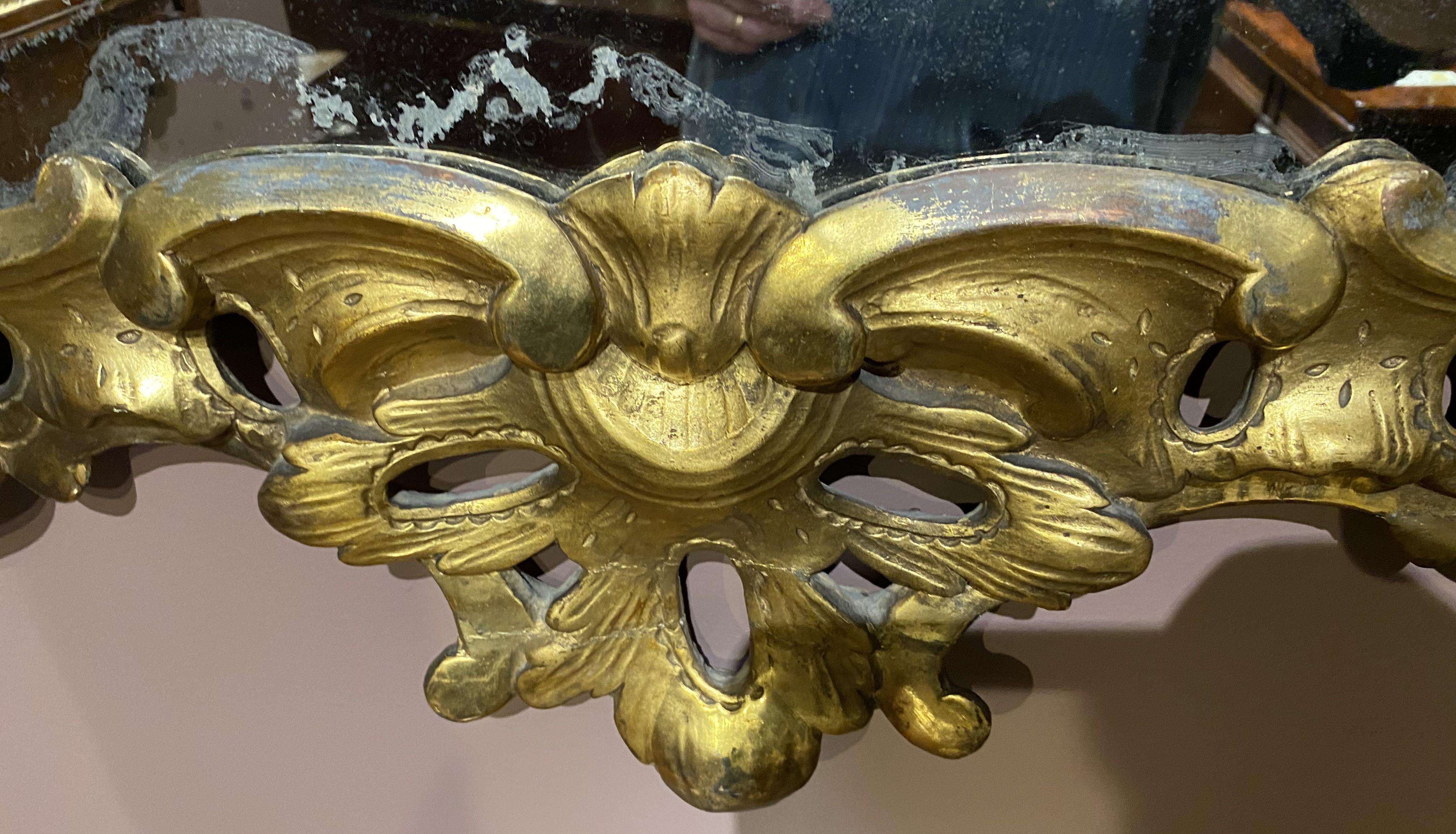 Miroir mural rocococo anglais du 18ème siècle avec cadre en bois doré sculpté en volutes en vente 5