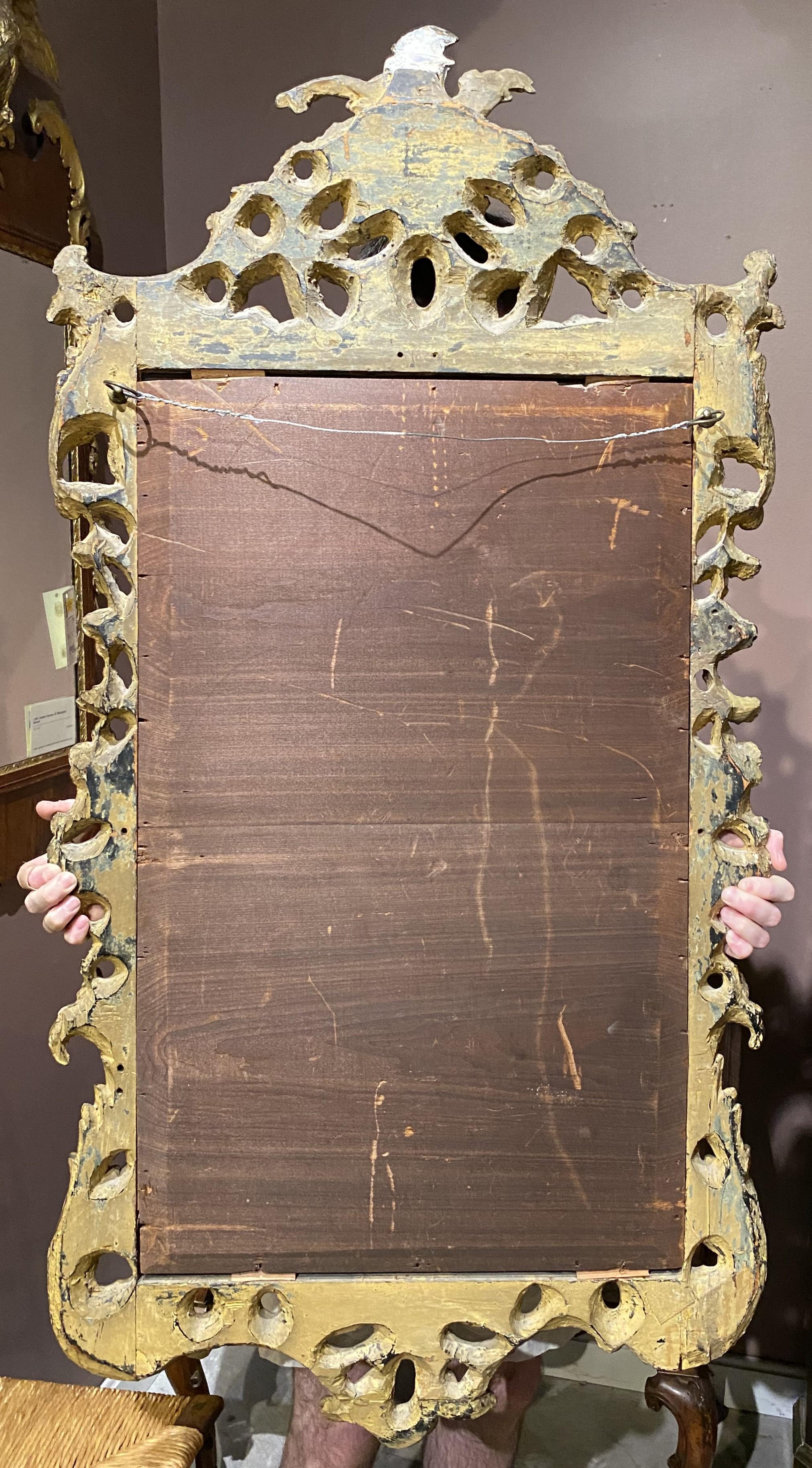 Miroir mural rocococo anglais du 18ème siècle avec cadre en bois doré sculpté en volutes en vente 6