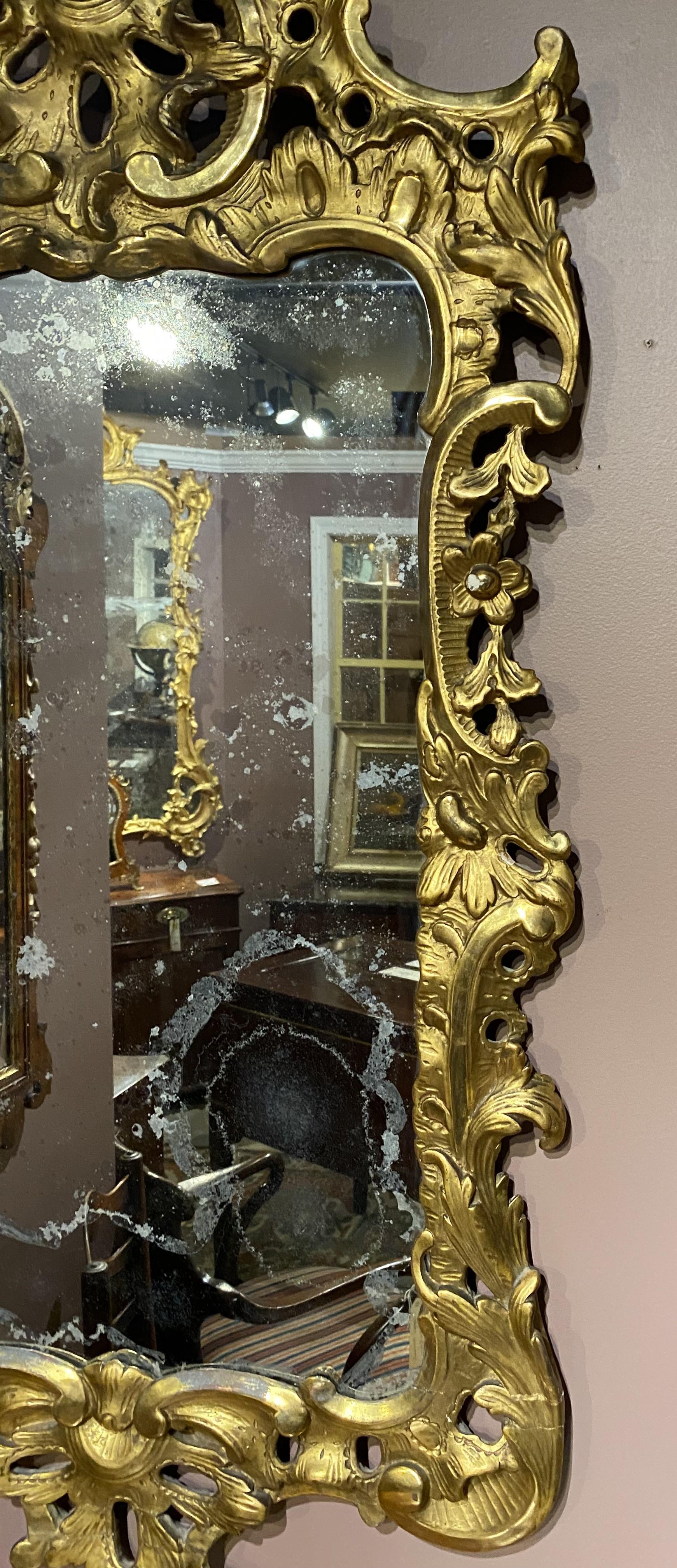 Rococo Miroir mural rocococo anglais du 18ème siècle avec cadre en bois doré sculpté en volutes en vente