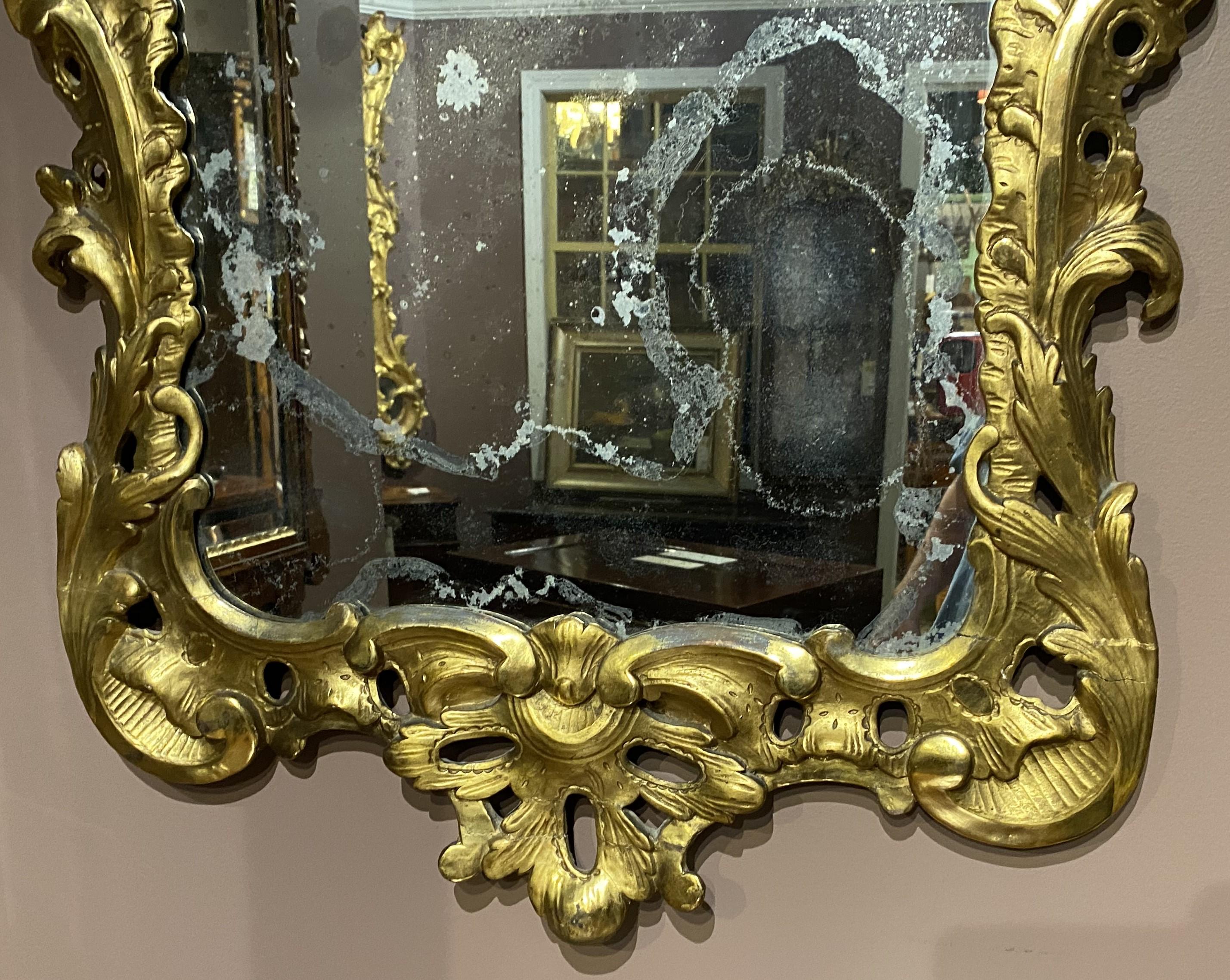 Anglais Miroir mural rocococo anglais du 18ème siècle avec cadre en bois doré sculpté en volutes en vente