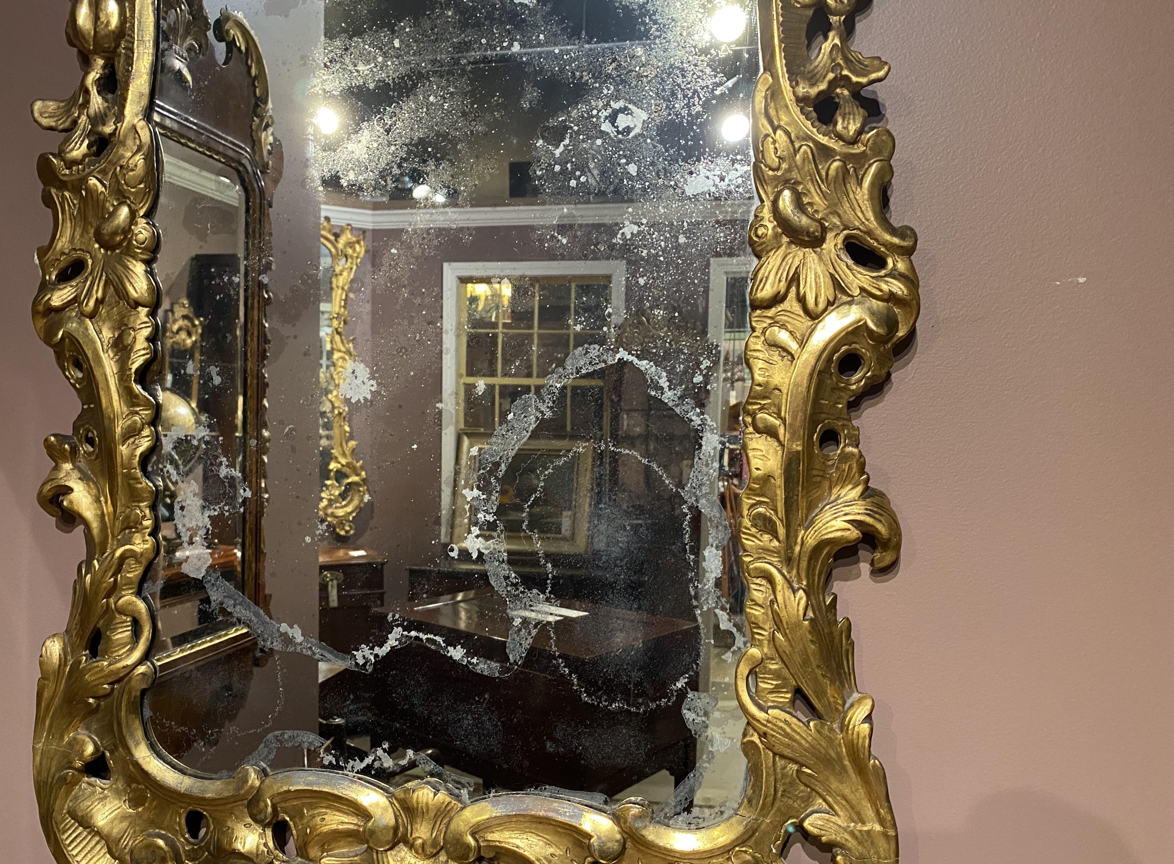 Miroir mural rocococo anglais du 18ème siècle avec cadre en bois doré sculpté en volutes Bon état - En vente à Milford, NH