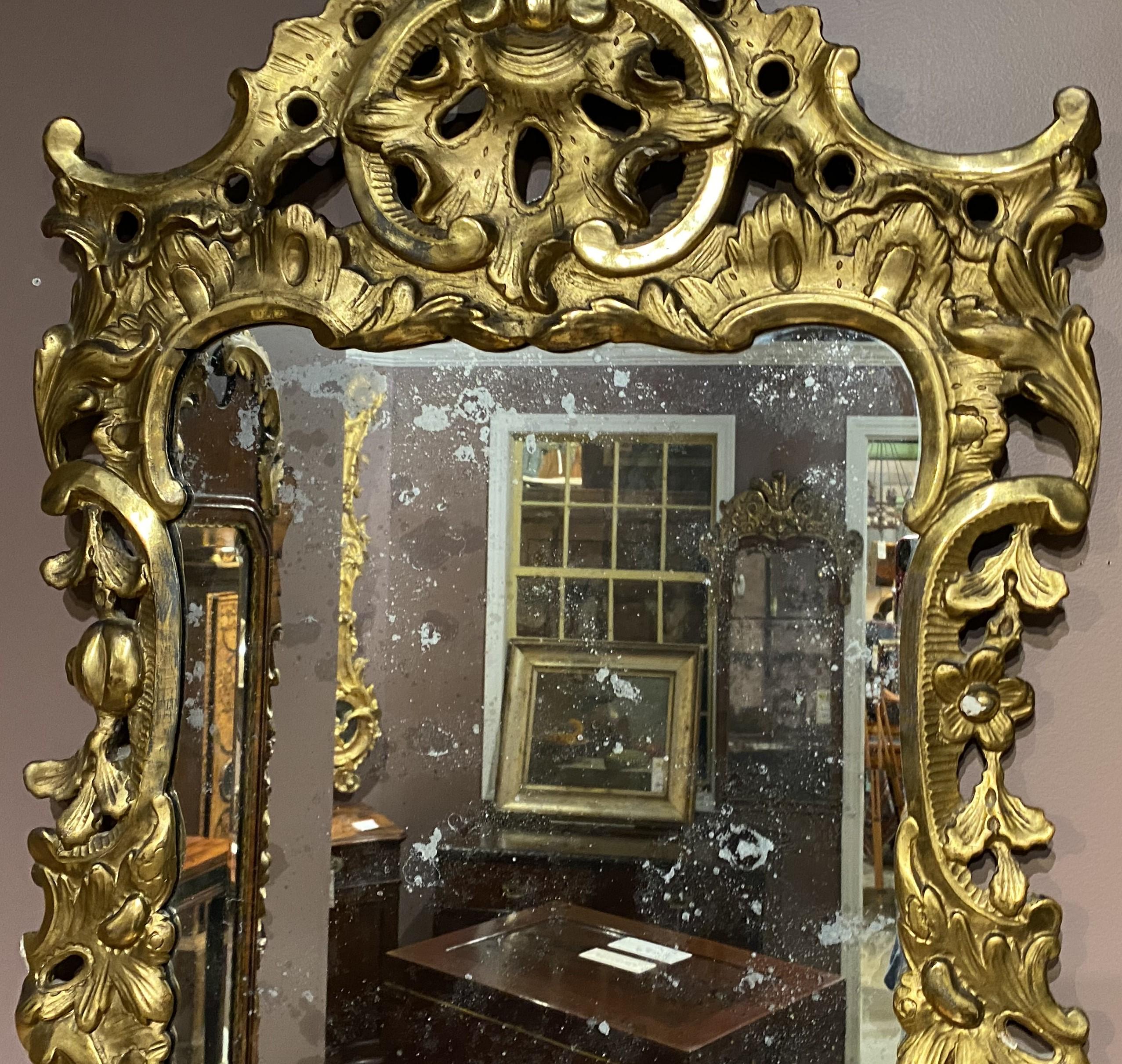 XVIIIe siècle et antérieur Miroir mural rocococo anglais du 18ème siècle avec cadre en bois doré sculpté en volutes en vente
