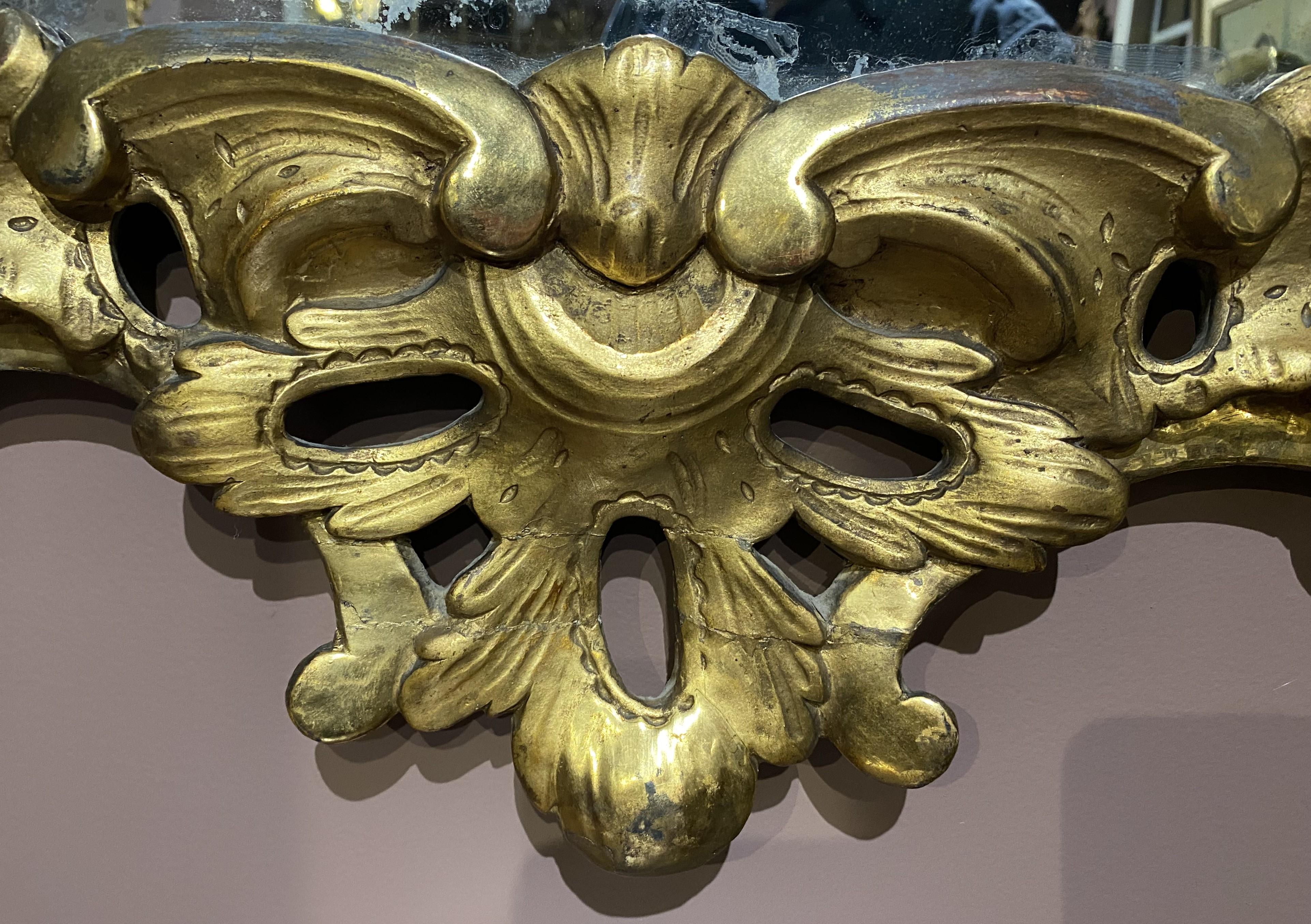 Verre Miroir mural rocococo anglais du 18ème siècle avec cadre en bois doré sculpté en volutes en vente