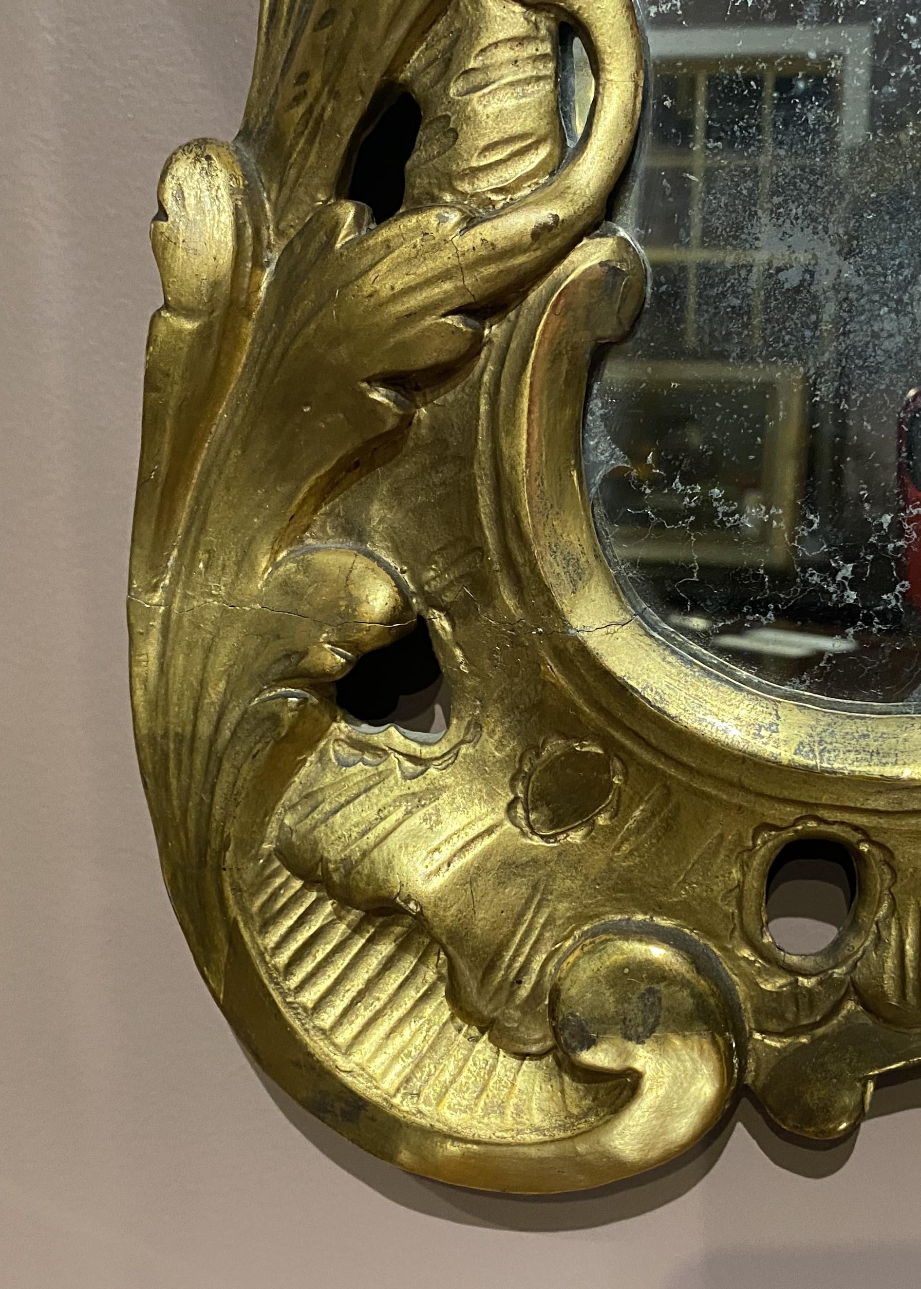 Miroir mural rocococo anglais du 18ème siècle avec cadre en bois doré sculpté en volutes en vente 1