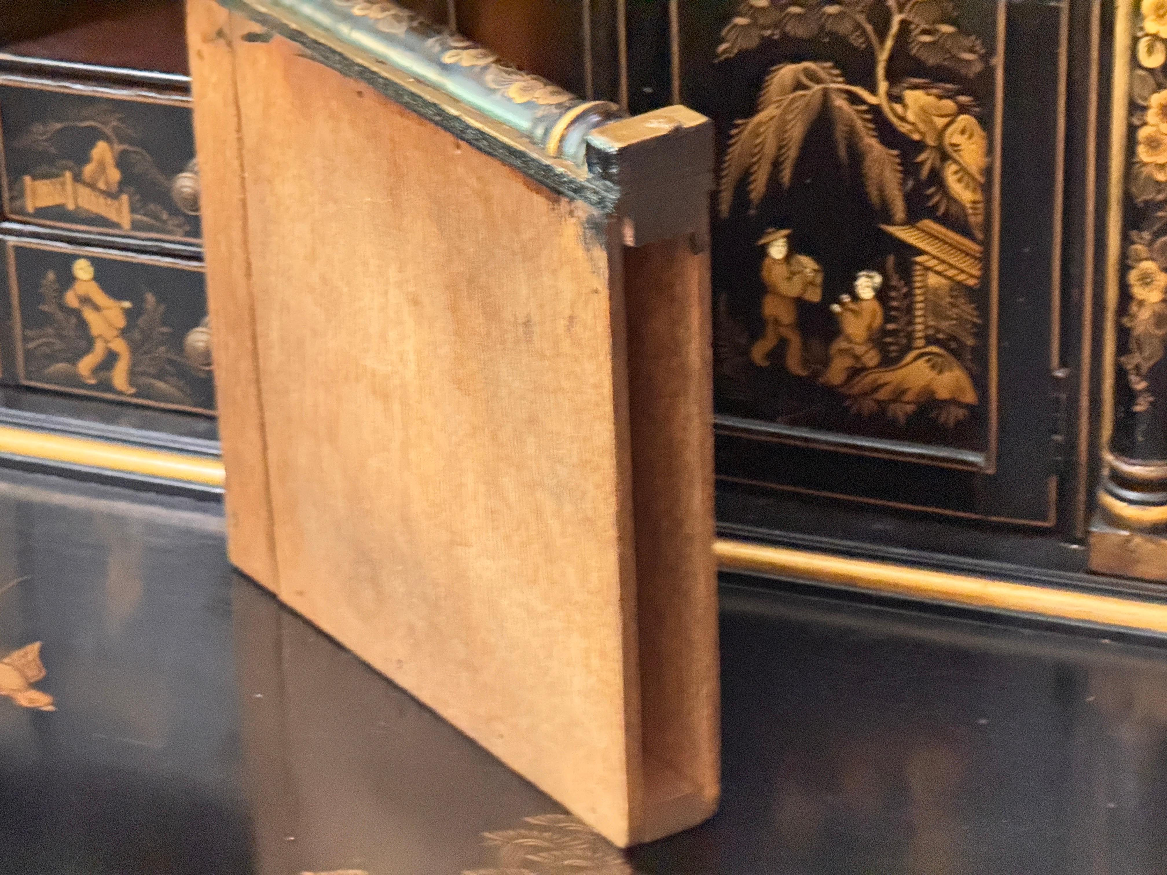 Englisches Sekretär-Bücherregal des 18. Jahrhunderts mit späterer Chinoiserie-Dekoration im Angebot 8