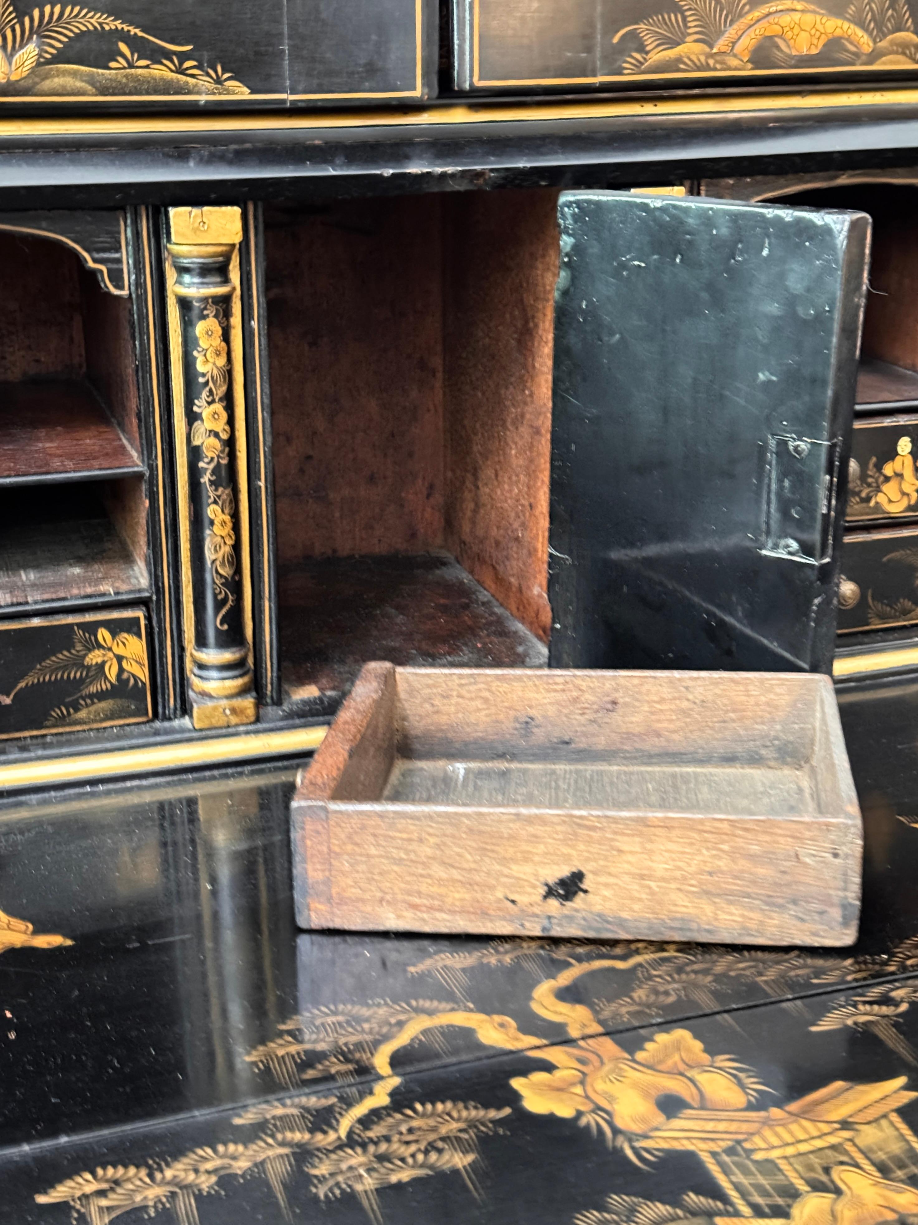 Englisches Sekretär-Bücherregal des 18. Jahrhunderts mit späterer Chinoiserie-Dekoration im Angebot 9