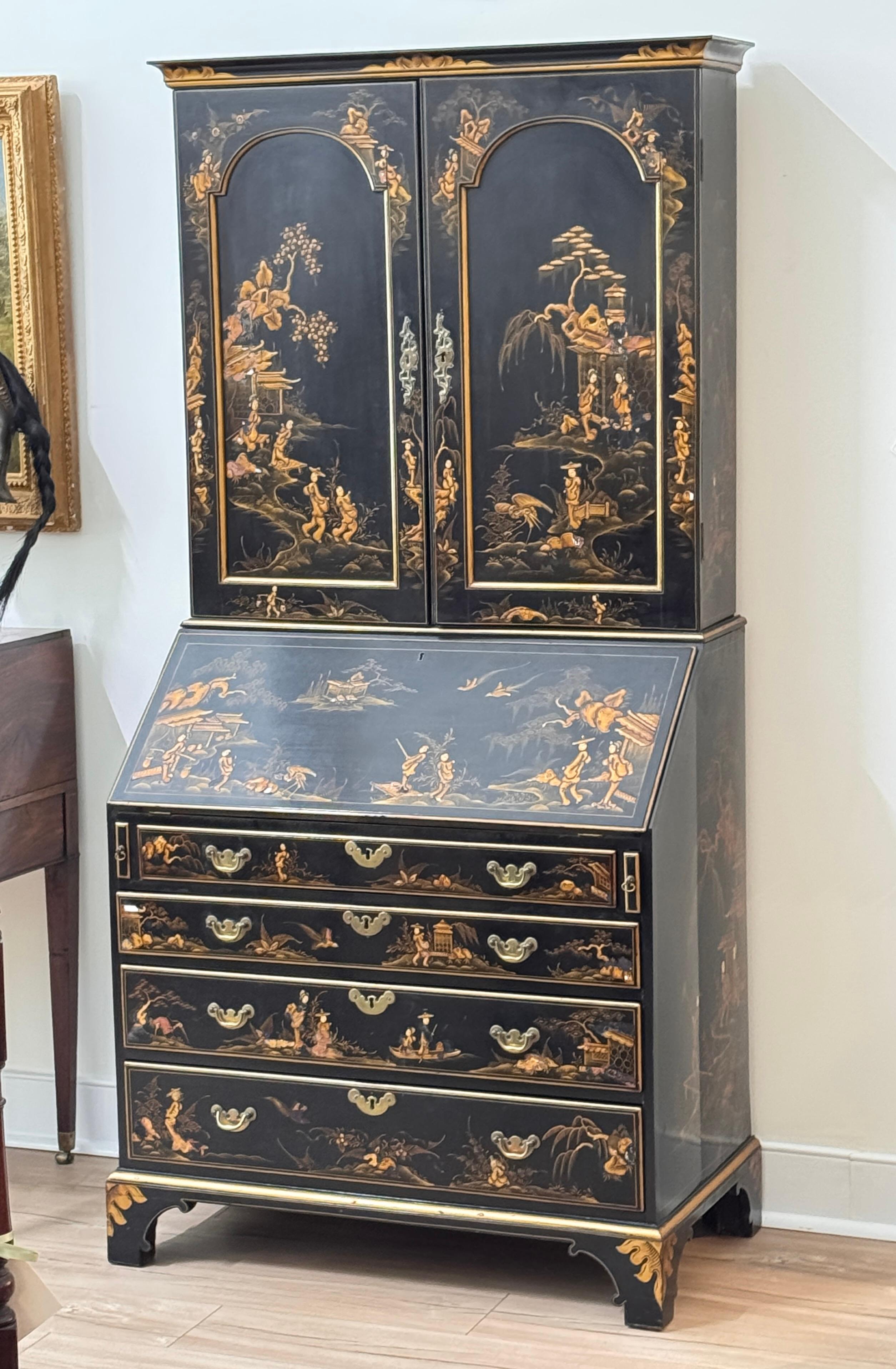 Ein englischer Sekretär aus dem 18. Jahrhundert mit späterem Chinoiserie-Dekor in Gold und Polychromie auf schwarz lackiertem Grund. Der obere Schrank lässt sich öffnen und gibt den Blick auf ein Regal frei, während der Schreibtisch mit Sturzfront