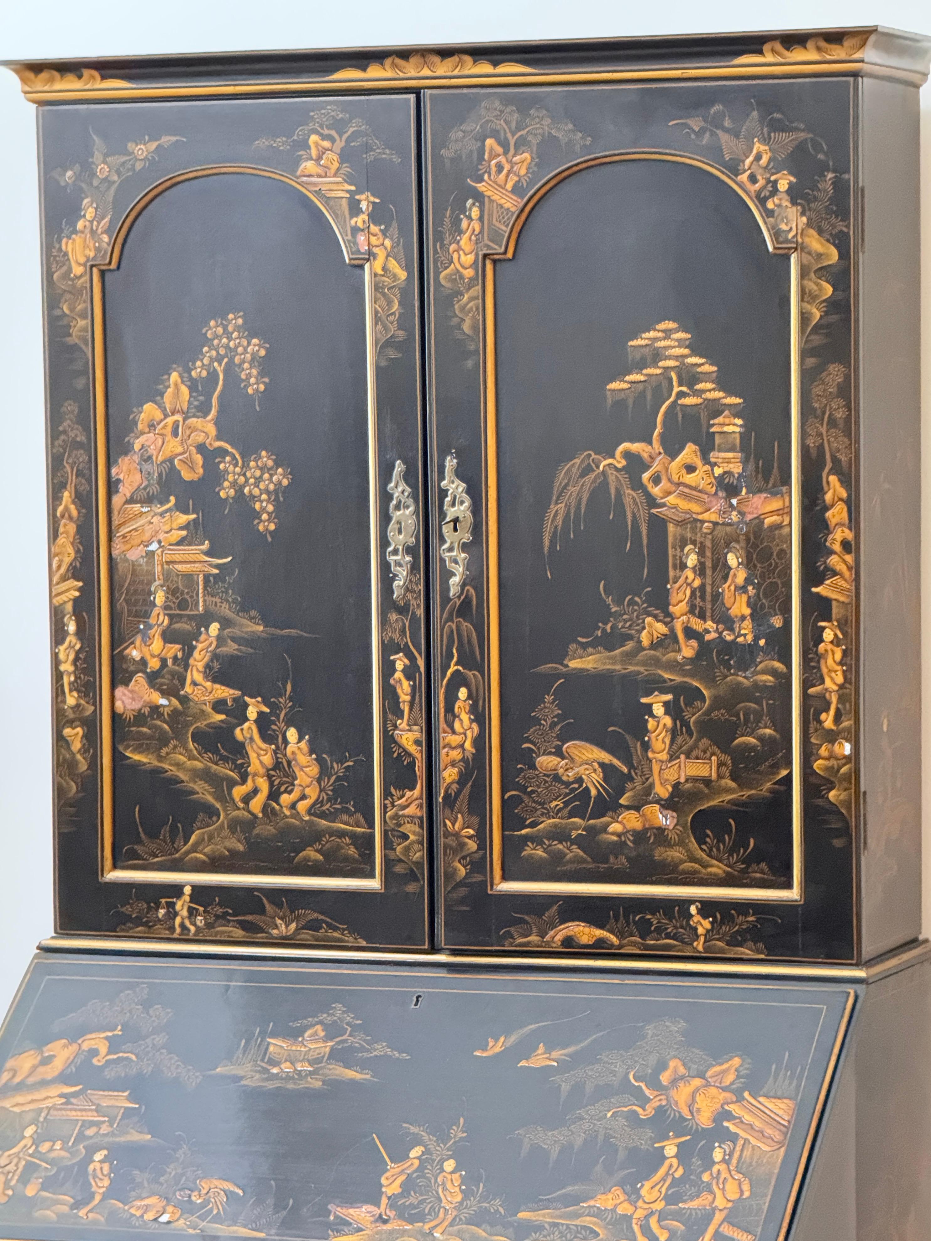 Englisches Sekretär-Bücherregal des 18. Jahrhunderts mit späterer Chinoiserie-Dekoration (Holz) im Angebot
