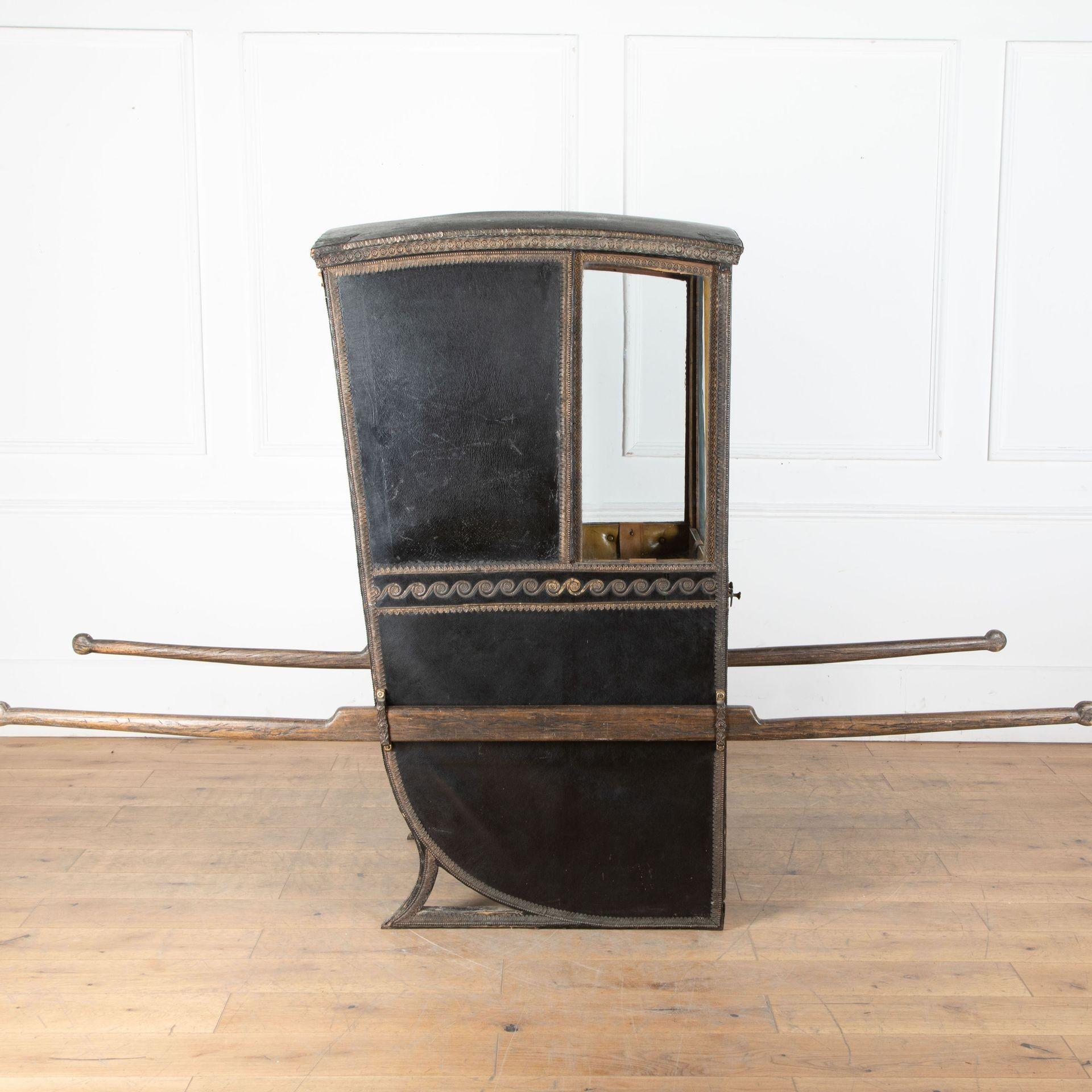 18th Century English Sedan Chair In Good Condition For Sale In Gloucestershire, GB