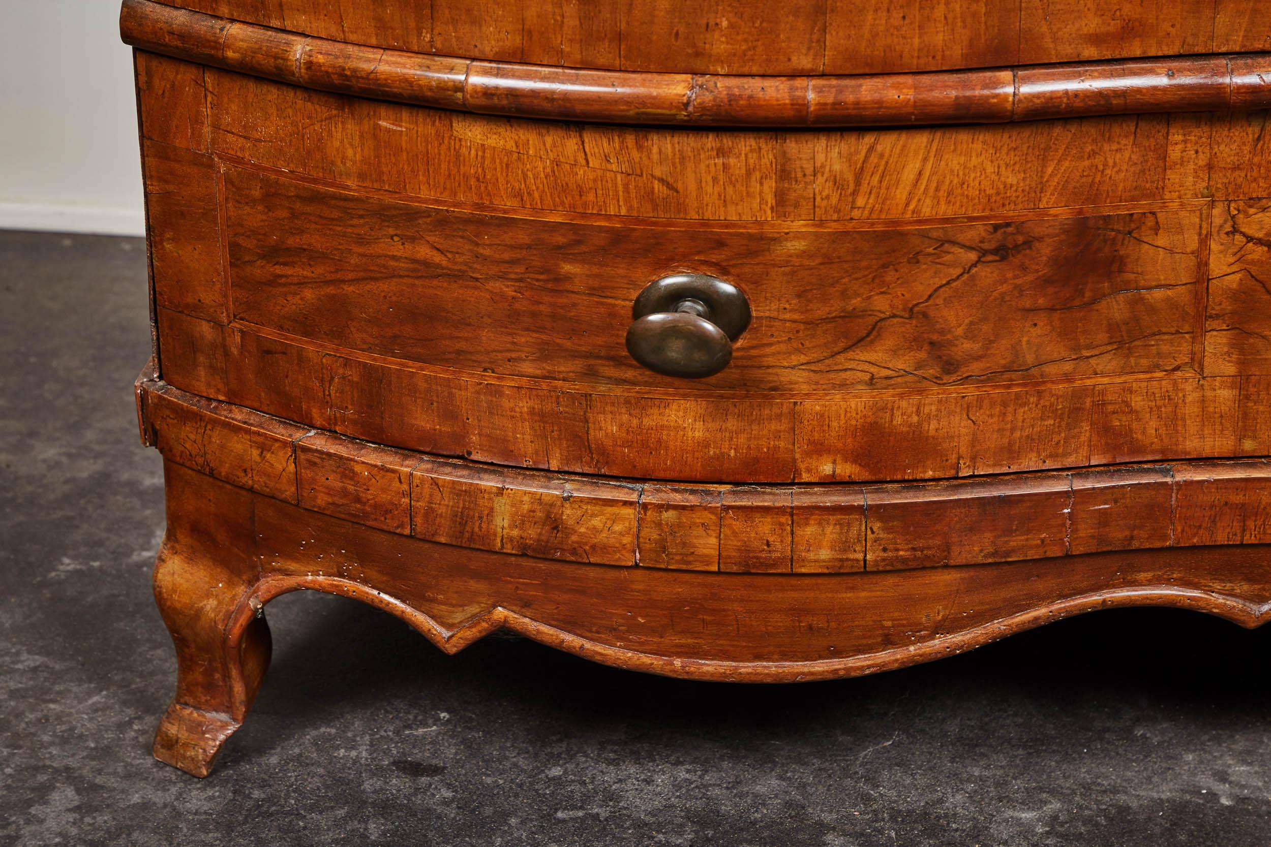 18th Century English Serpentine Rococo 4-Drawer Chest In Good Condition In Pasadena, CA
