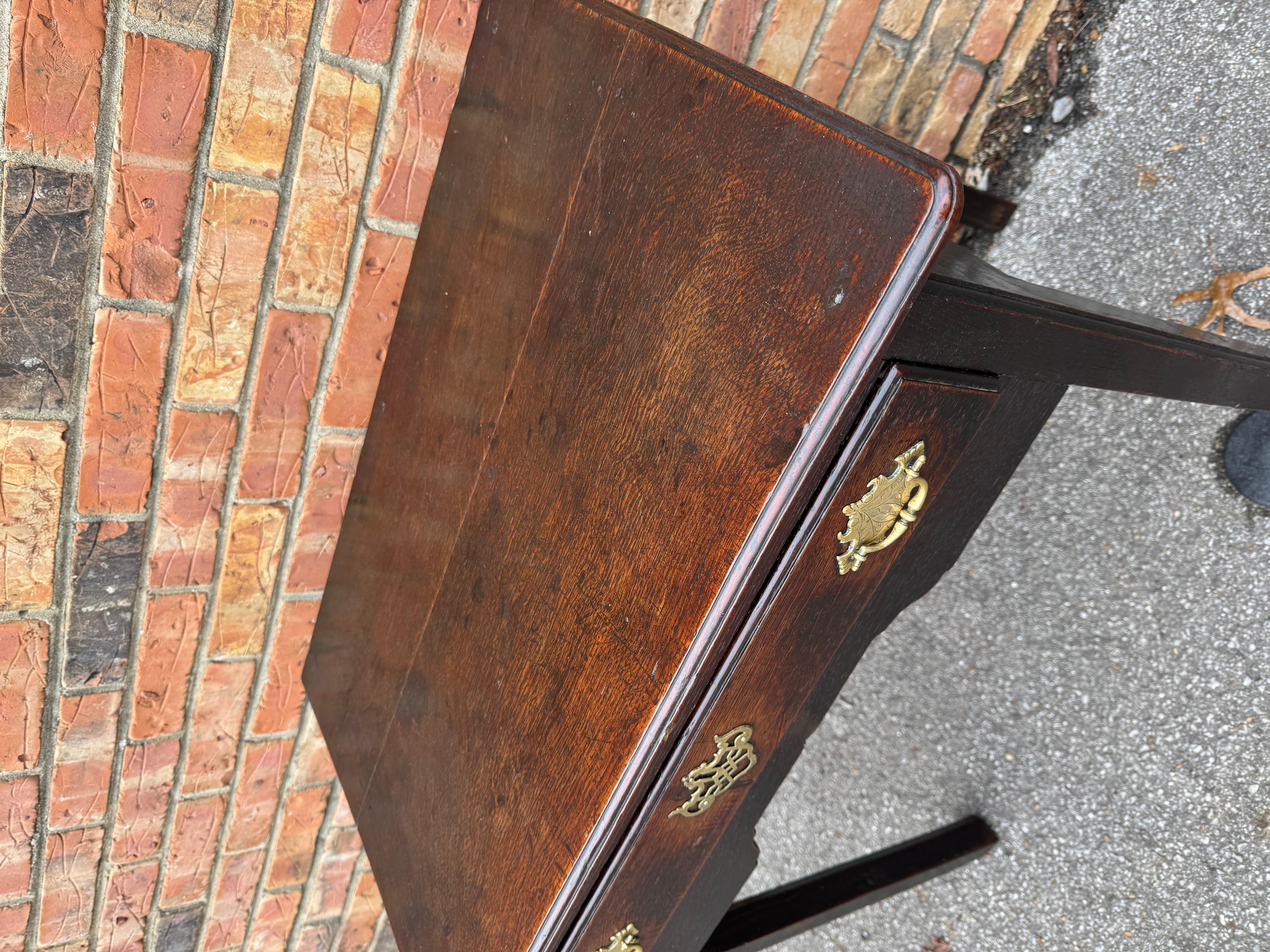 Il s'agit d'une magnifique table d'appoint anglaise du XVIIIe siècle. Le design simple mais magnifique de cette table en fait une excellente pièce de transition. Il est fabriqué en chêne qui présente la couleur et la patine d'origine. Remarquez les