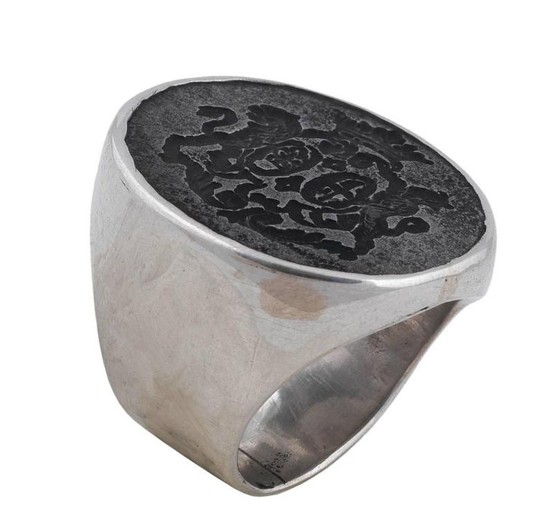 18th Century English Silver Crest Ring In Excellent Condition In Firenze, IT
