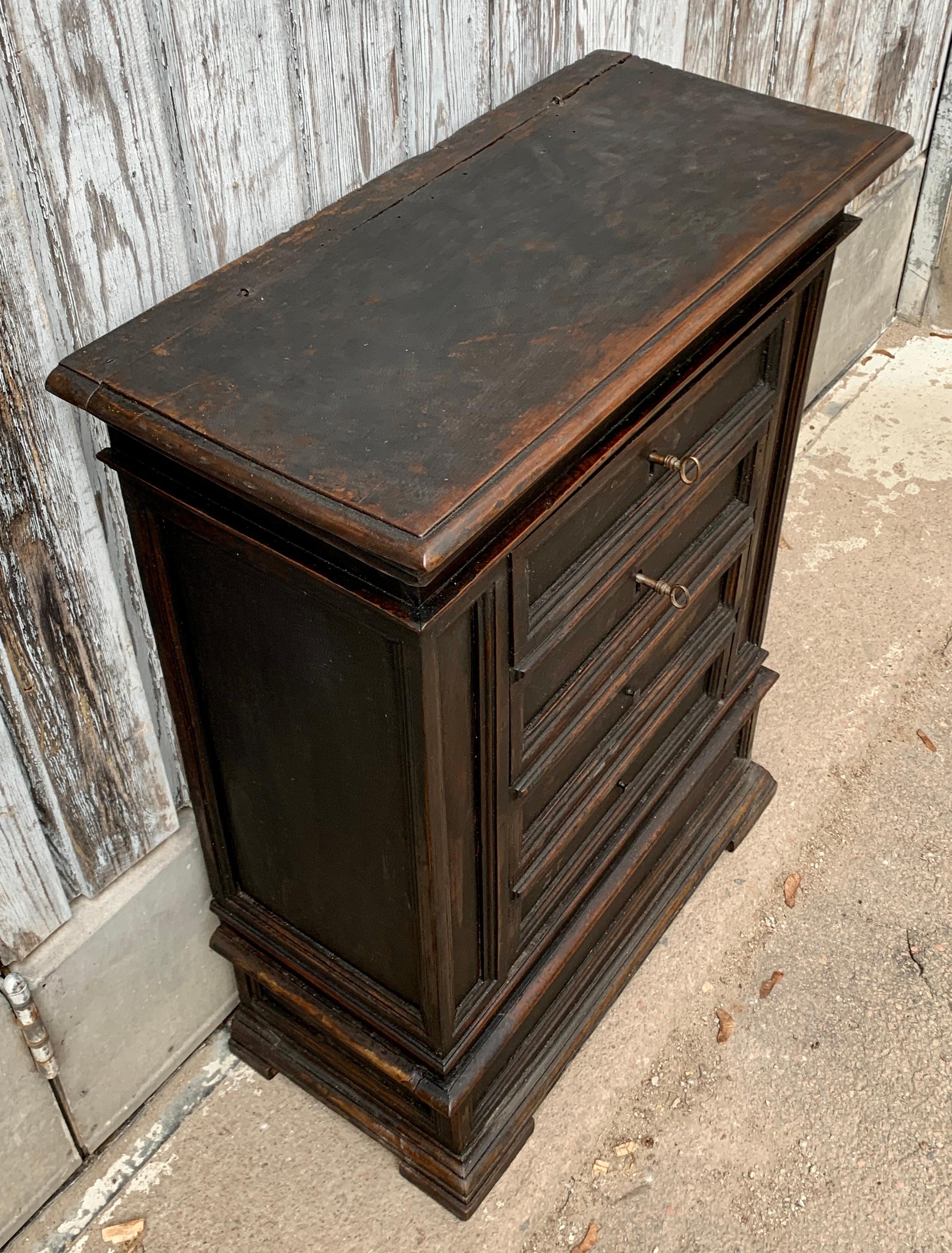 18th Century English Small Chest of Drawers Nightstand For Sale 4