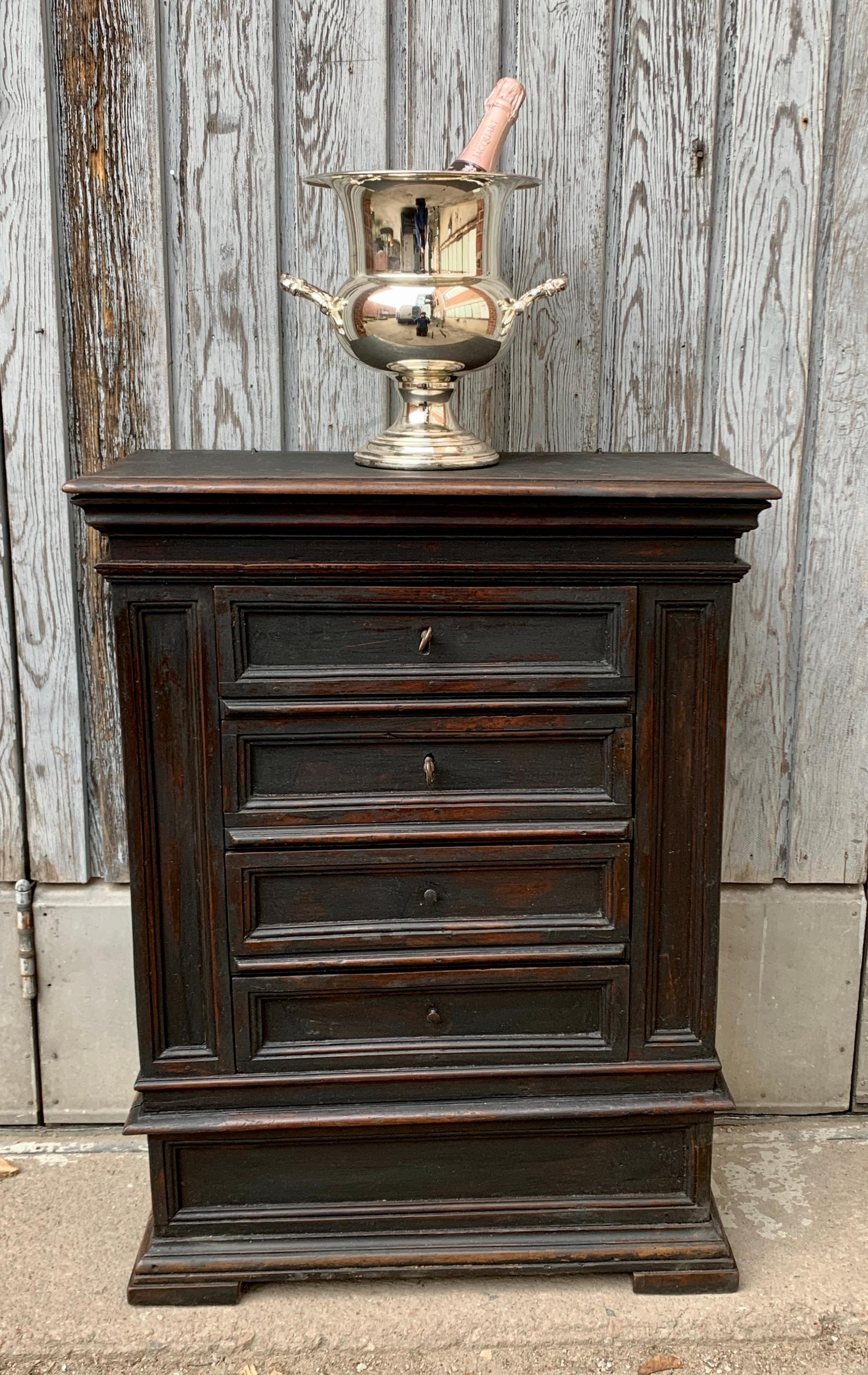 18th Century English Small Chest of Drawers Nightstand For Sale 7