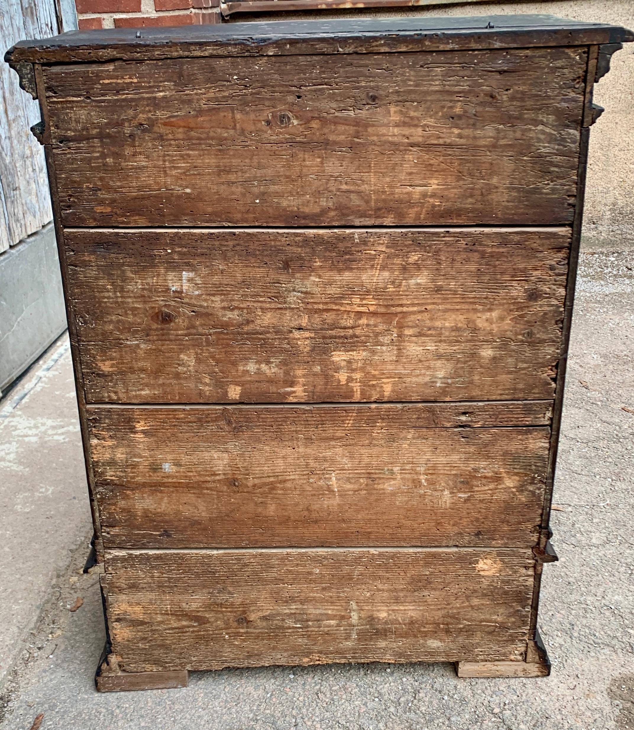 18th Century English Small Chest of Drawers Nightstand For Sale 9