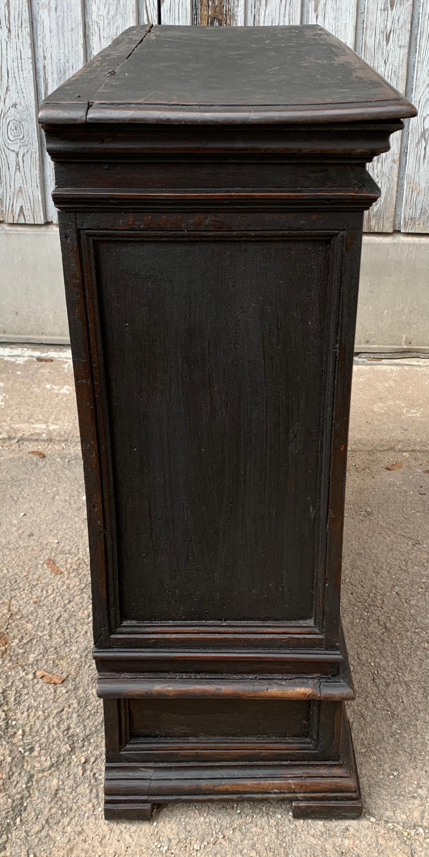 18th Century English Small Chest of Drawers Nightstand For Sale 10