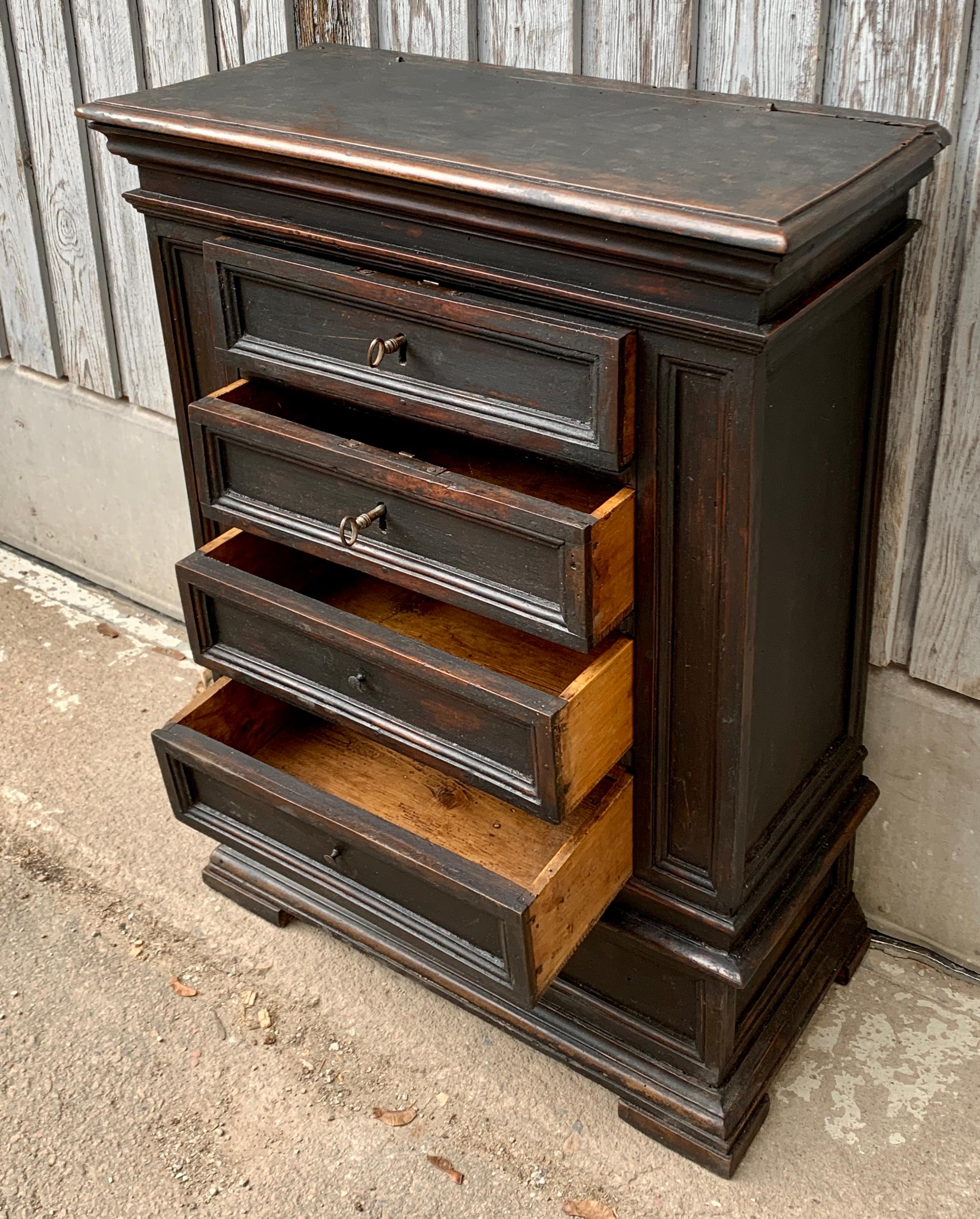18th Century English Small Chest of Drawers Nightstand In Good Condition For Sale In Haddonfield, NJ