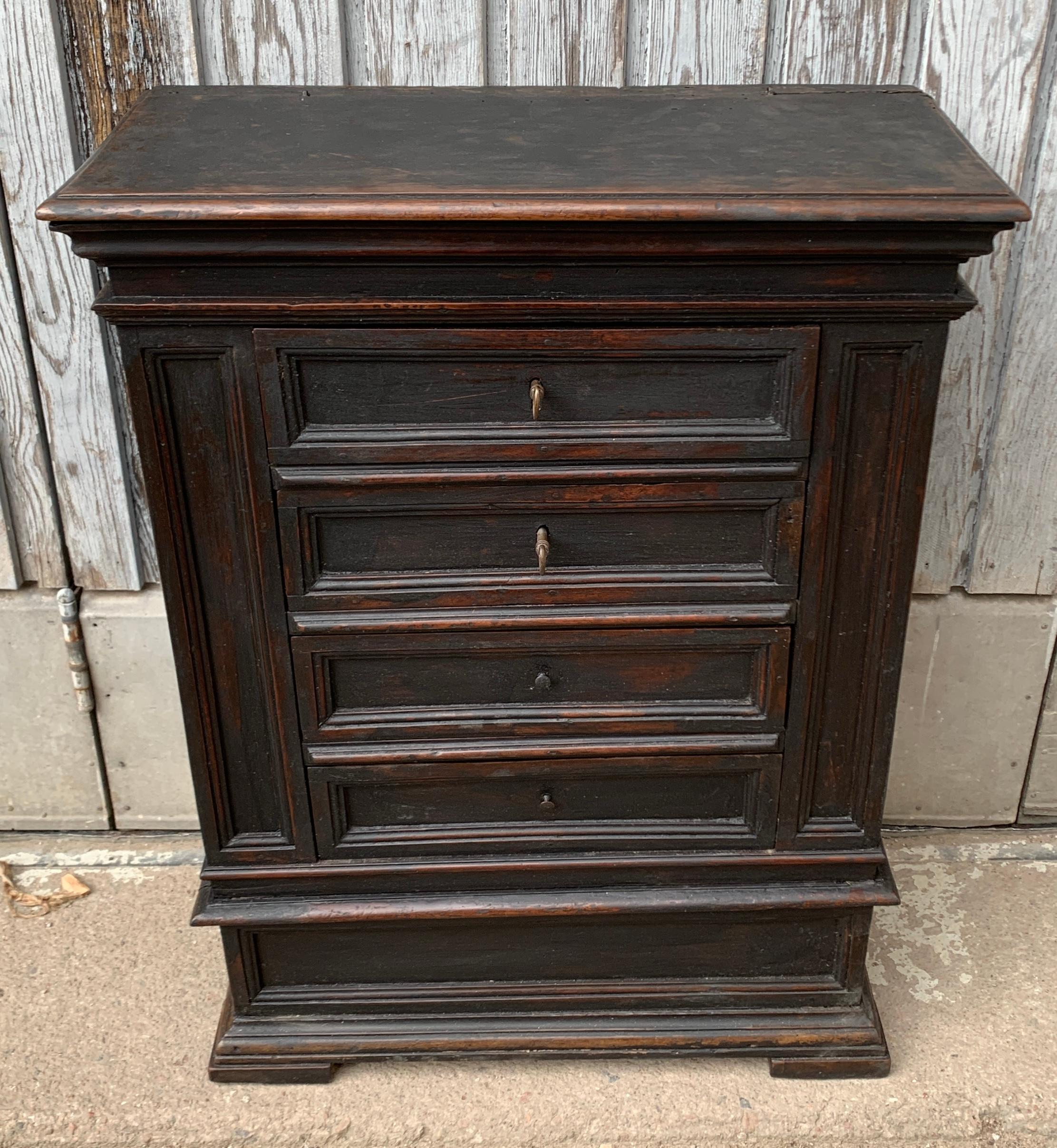 18th Century English Small Chest of Drawers Nightstand For Sale 1
