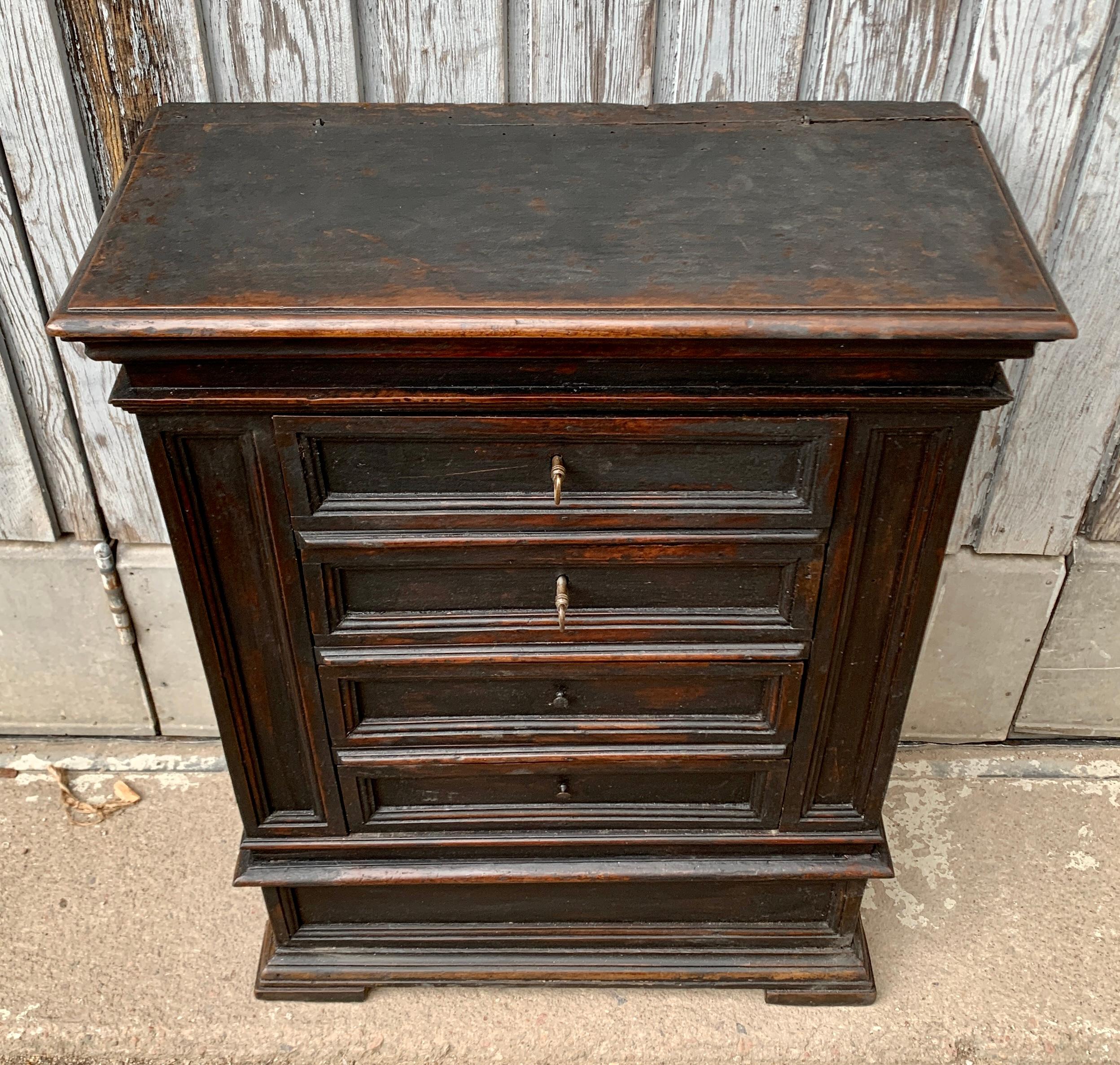 18th Century English Small Chest of Drawers Nightstand For Sale 2