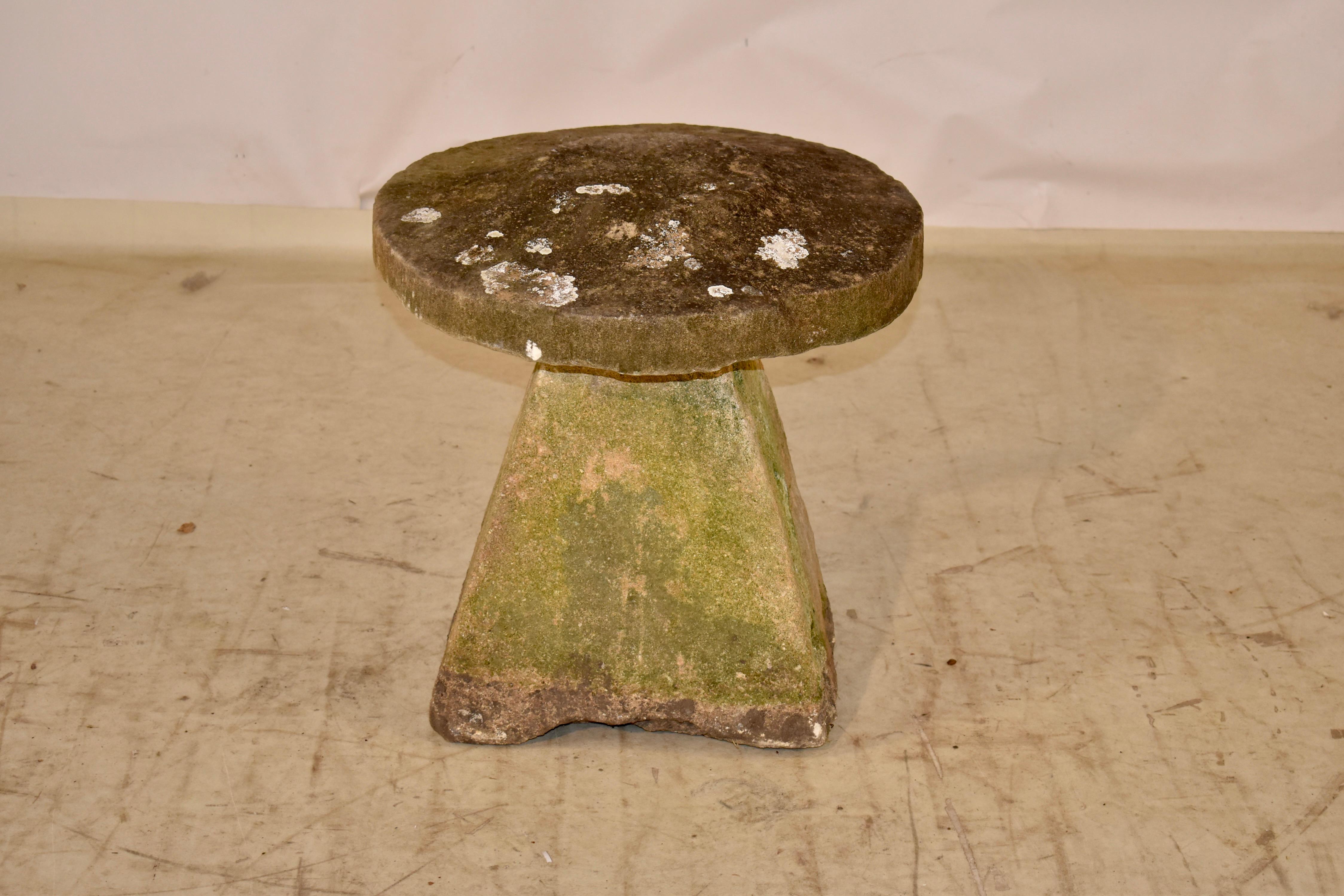 Magnifique pierre à stabulation en pierre calcaire sculptée du XVIIIe siècle, de style anglais.  les surfaces vieillies d'origine.  La pierre est recouverte de lichens naturels et de l'usure que seuls des siècles d'utilisation peuvent donner. Les