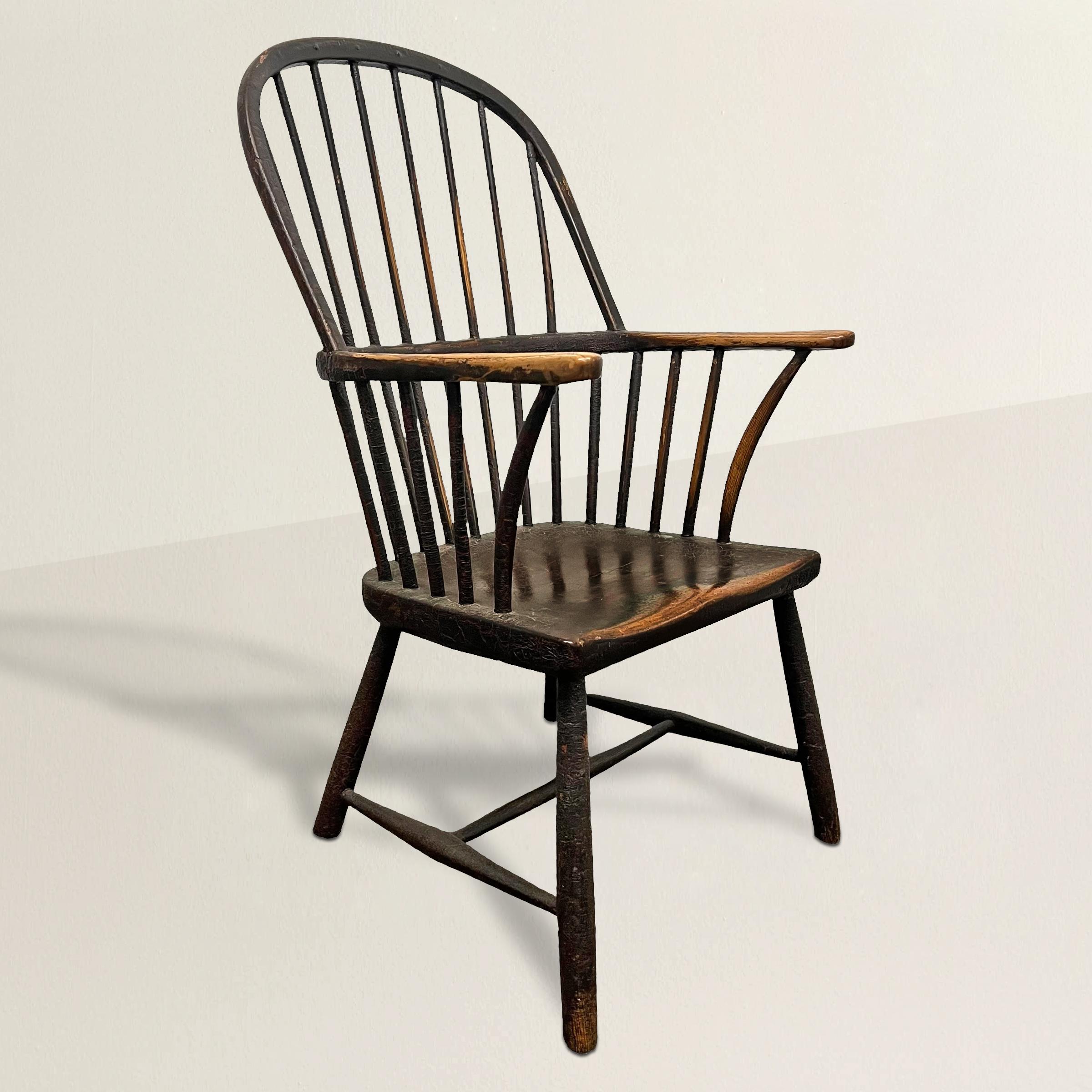Dieser exquisite englische Windsor-Sessel aus dem 18. Jahrhundert ist ein Zeugnis für die zeitlose Handwerkskunst dieser Zeit. Die robuste, aus Ulme gefertigte Struktur ist mit einem dicken, einteiligen Sattelsitz ausgestattet, der sich anmutig