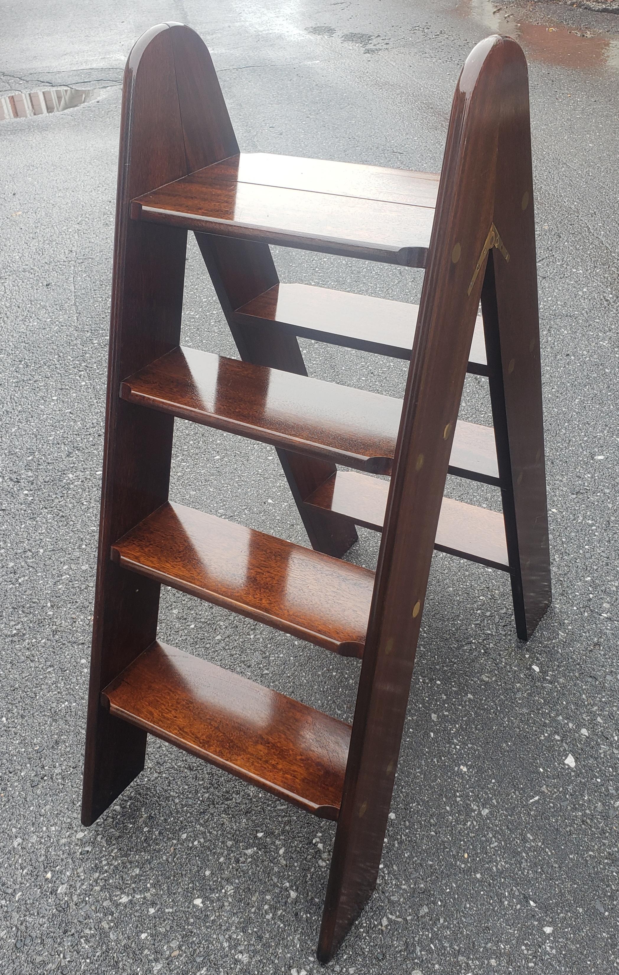 18th Century English Style Mahogany and Brass Library Steps Ladder In Good Condition In Germantown, MD