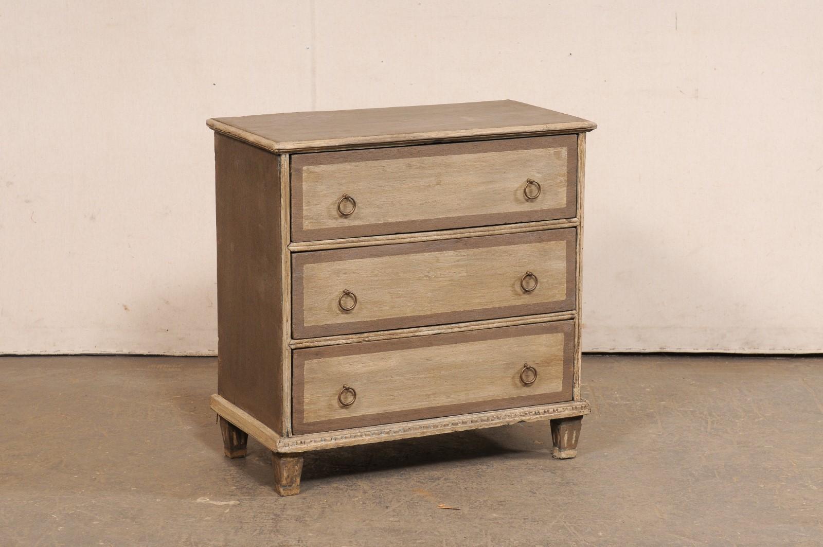 Una cassettiera inglese di piccole dimensioni in legno dipinto con tre cassetti, risalente al XVIII secolo. Questa cassapanca antica proveniente dall'Inghilterra è stata progettata secondo le linee pulite e il look dell'epoca svedese gustaviana.