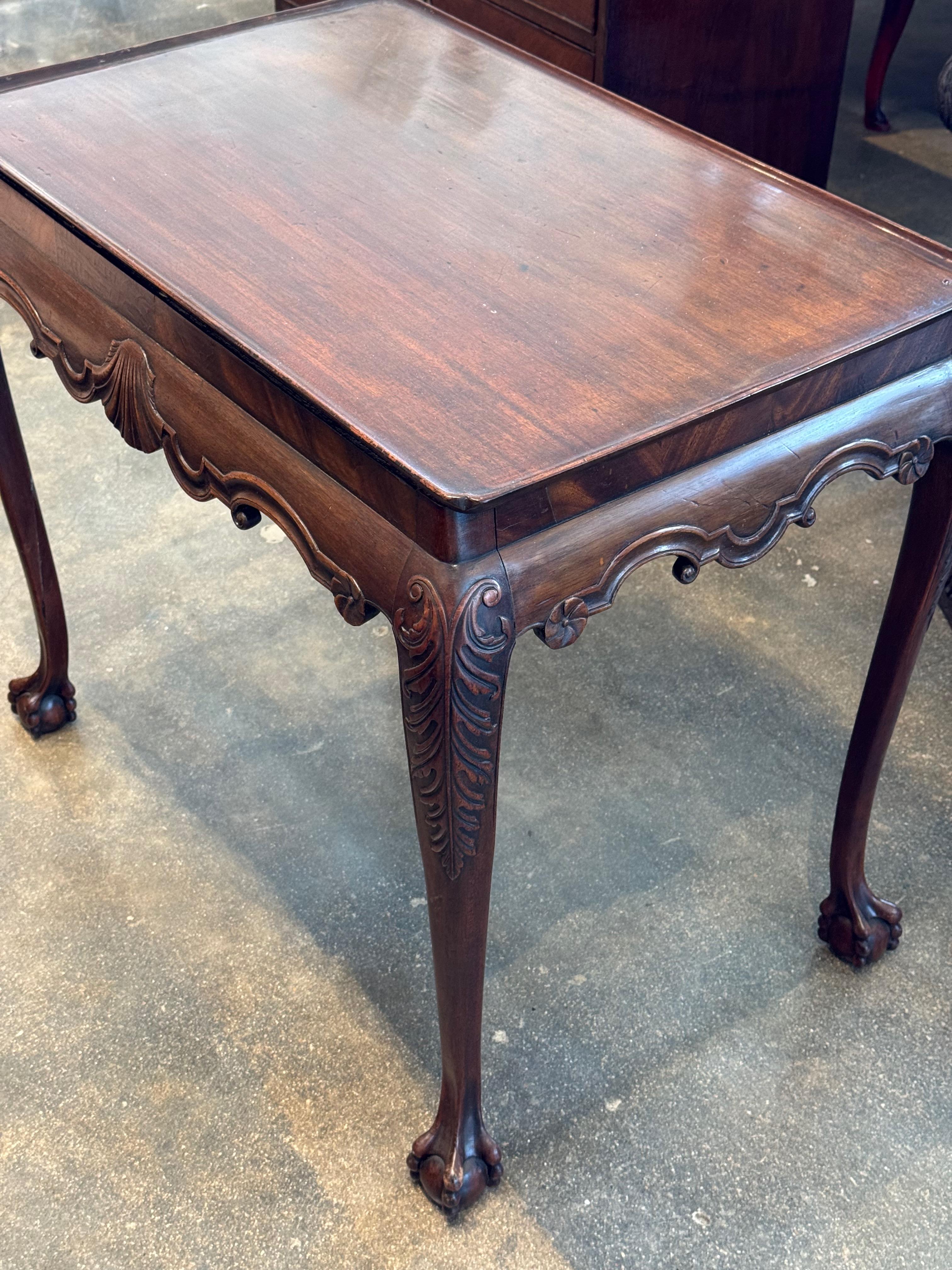 18th-Century English Tea Table With Carved Shell Apron In Good Condition In Charlottesville, VA