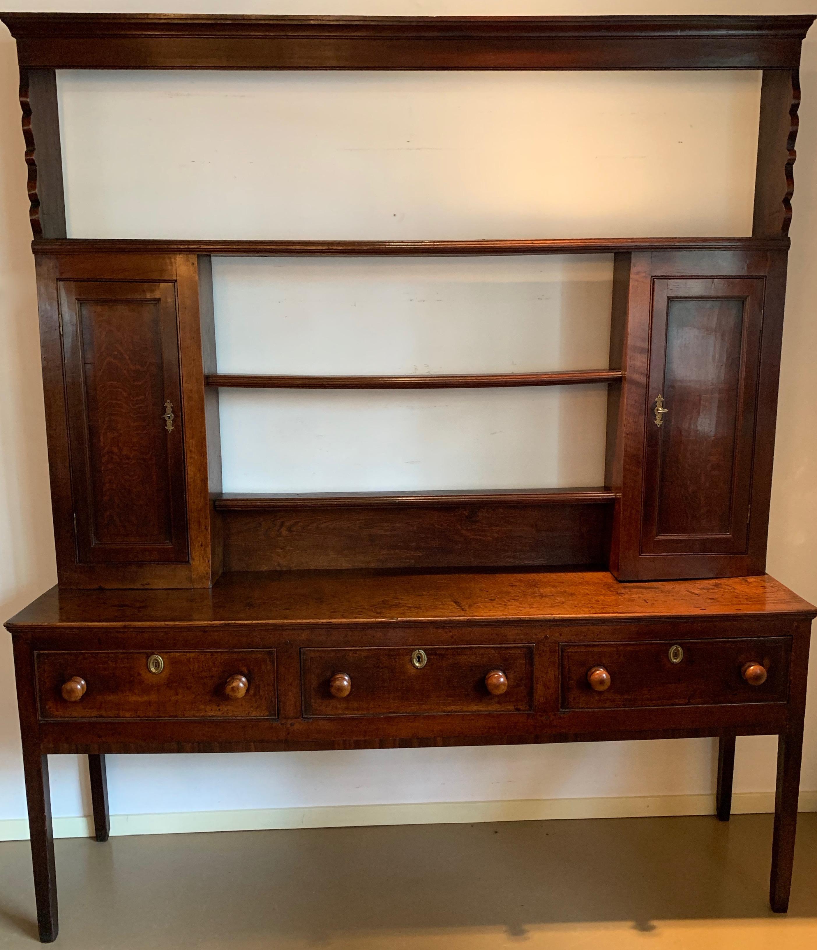 A stunning oak English Tin Dresser from 1760-1780 with a beautiful over 200 years old Patina.
Inlay crossbended with mahogany in the doors and drawers.

 