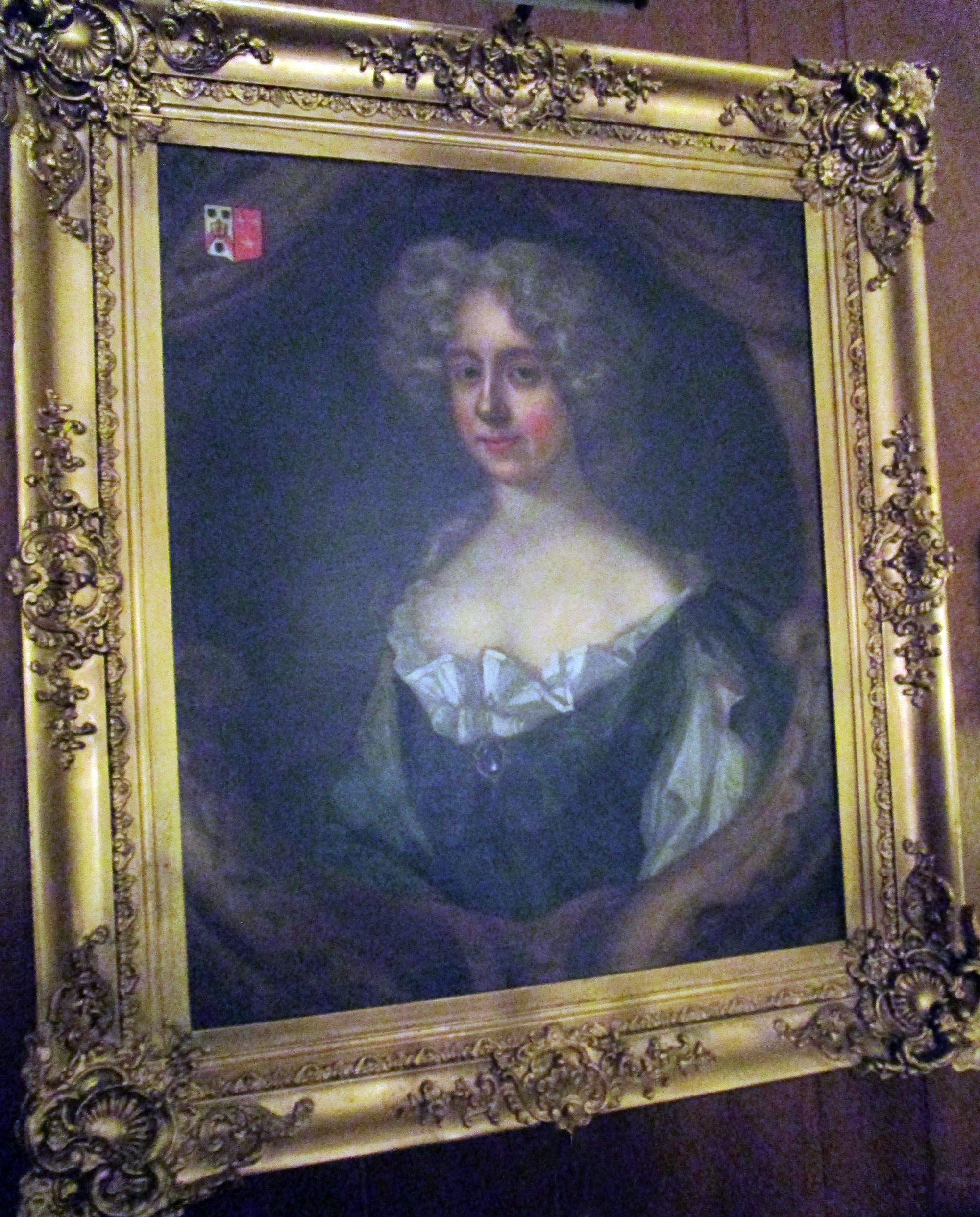 English Titled 18th c Lady with Coat of Arms  Portrait  Oil Painting Gilt Frame In Good Condition For Sale In Savannah, GA