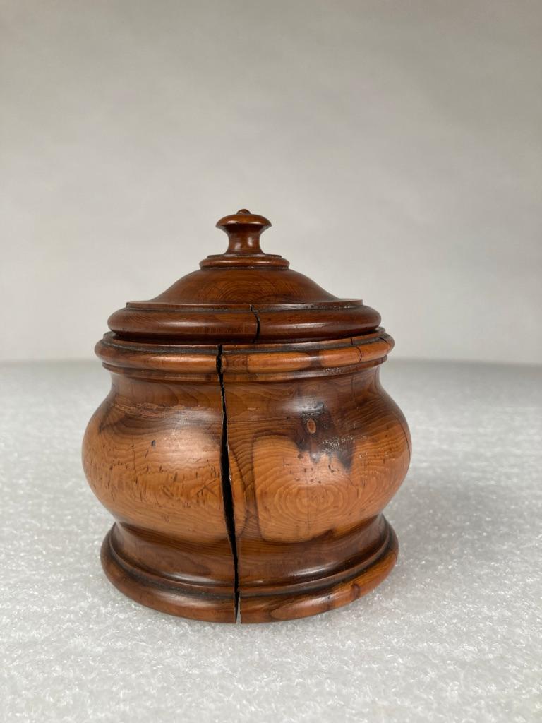 18th Century English Treen Yew Wood Lidded Jar For Sale 4
