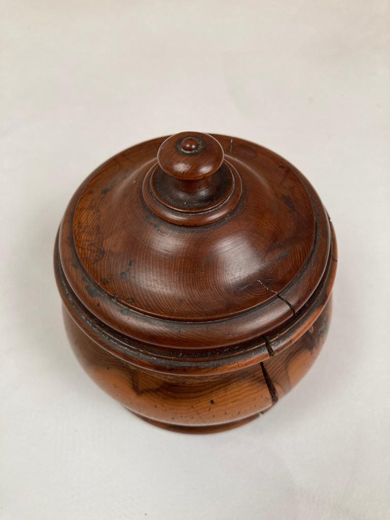 18th Century English Treen Yew Wood Lidded Jar For Sale 6