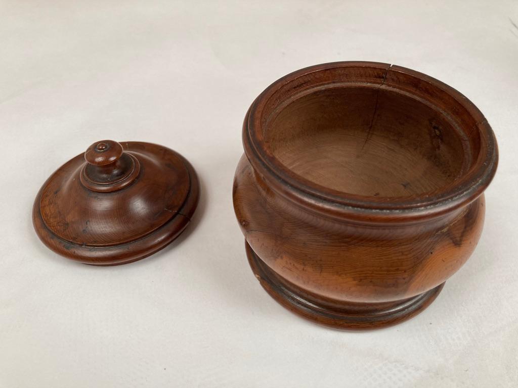 18th Century English Treen Yew Wood Lidded Jar For Sale 8