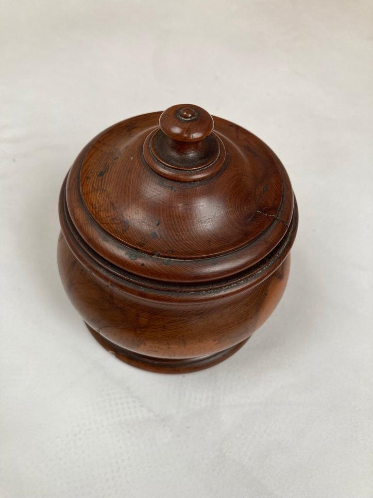 18th Century English Treen Yew Wood Lidded Jar For Sale 10