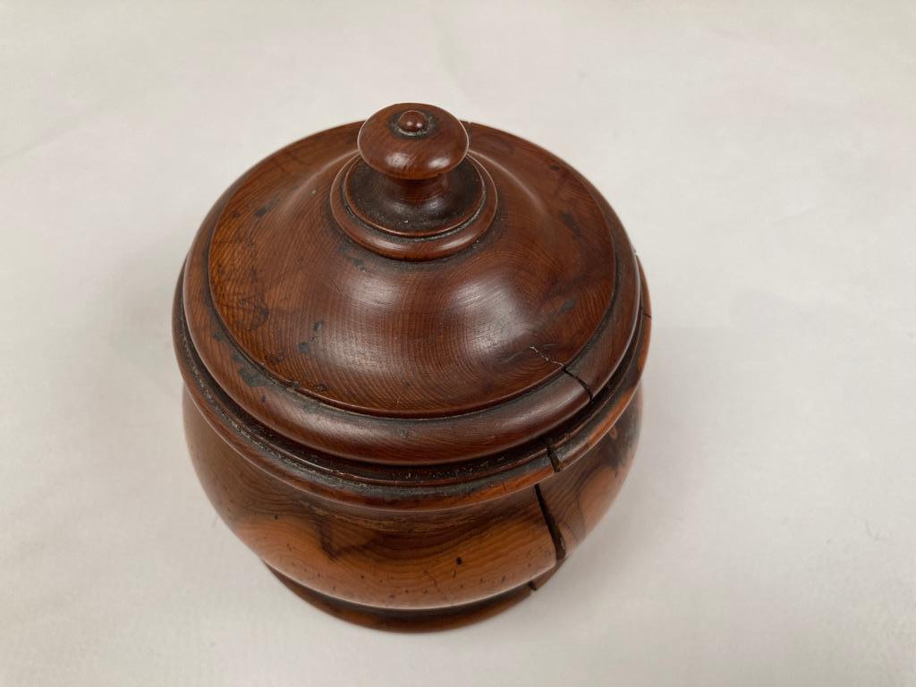 18th Century English Treen Yew Wood Lidded Jar For Sale 12