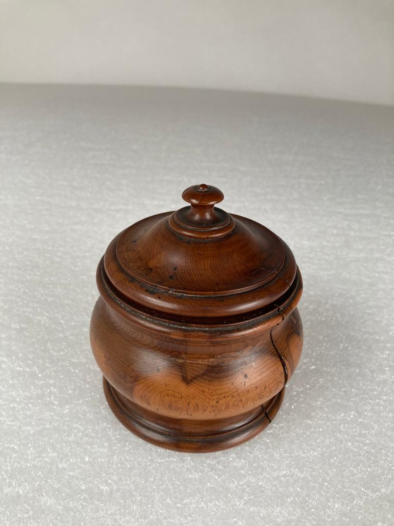 18th Century English Treen Yew Wood Lidded Jar For Sale 14