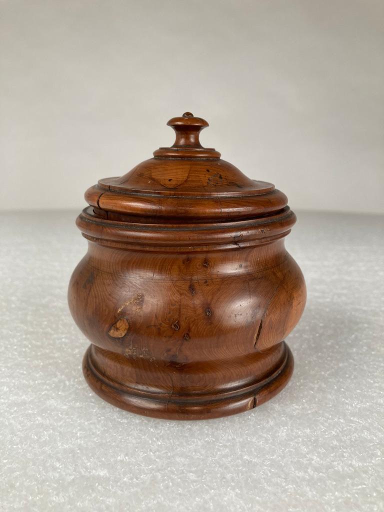 18th Century English Treen Yew Wood Lidded Jar In Good Condition For Sale In Stamford, CT