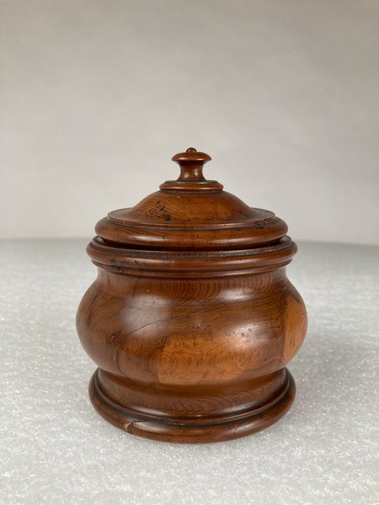 18th Century English Treen Yew Wood Lidded Jar For Sale 3