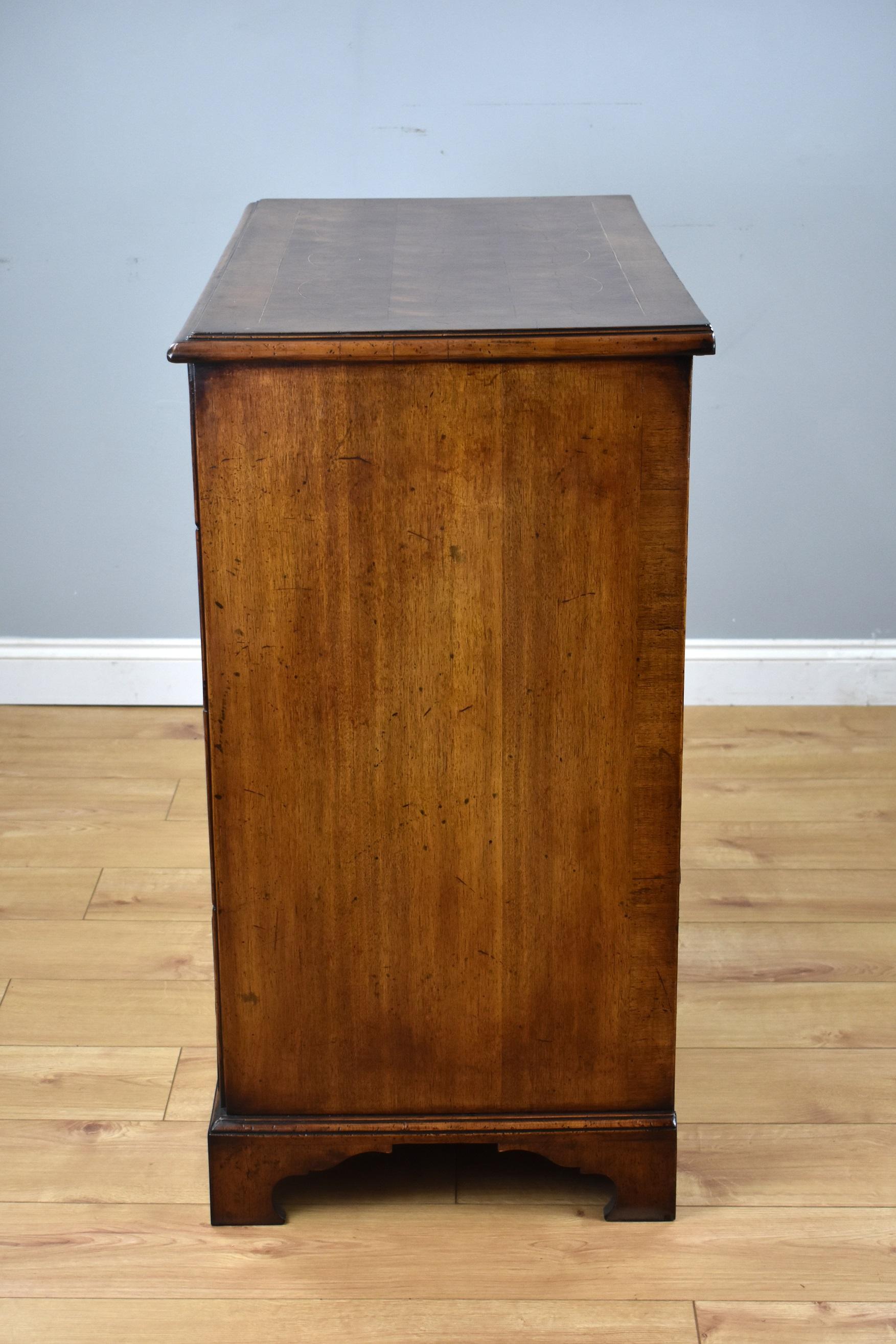 18th Century English Walnut and Oyster Veneer Chest of Drawers In Good Condition In Chelmsford, Essex
