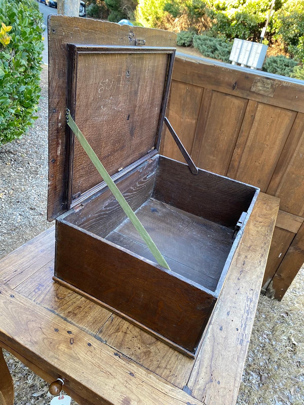 18th Century English Walnut Bible Box with Bird Motif In Good Condition For Sale In Atlanta, GA