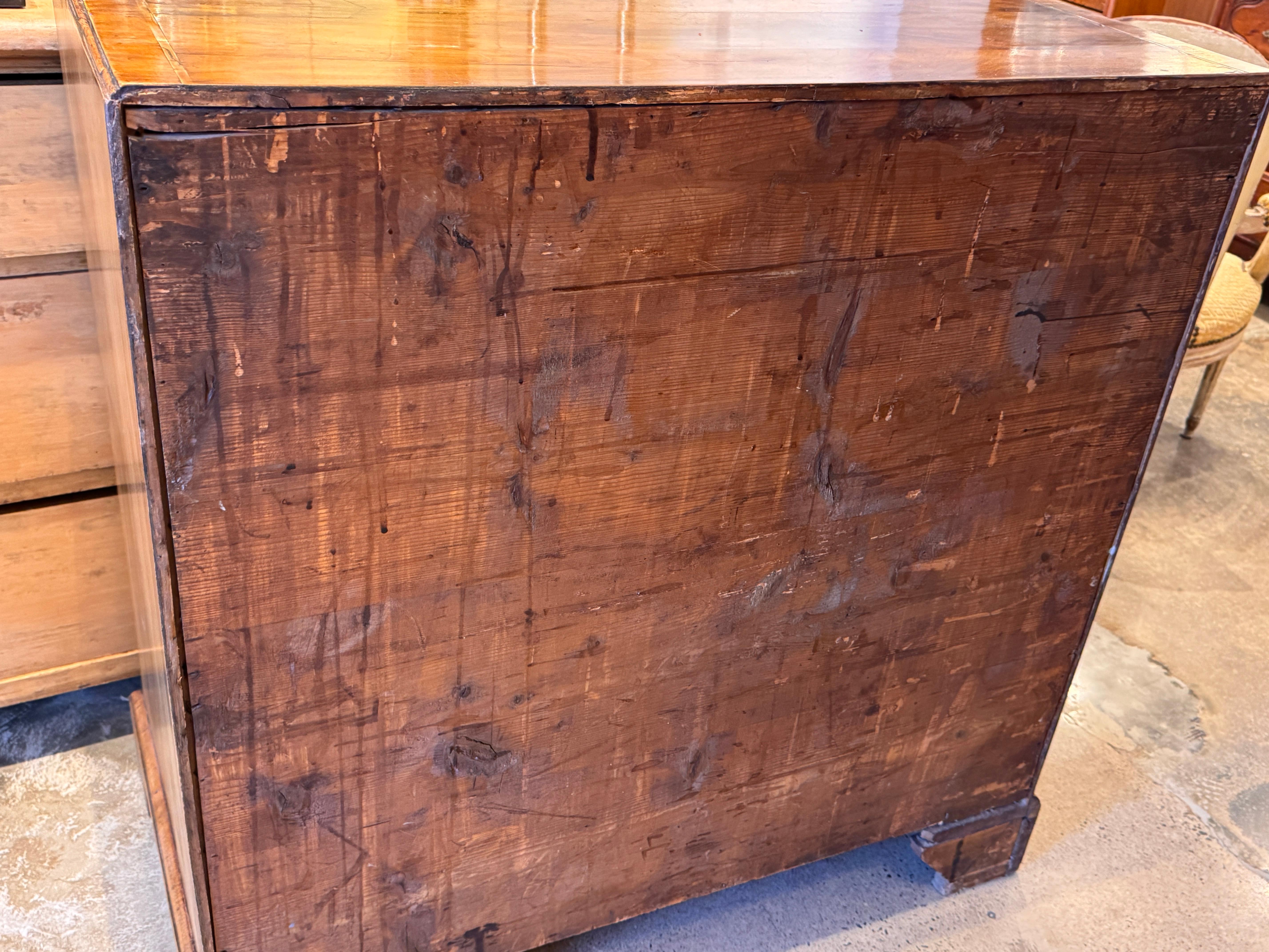 Cassettiera in noce inglese del XVIII secolo in vendita 4