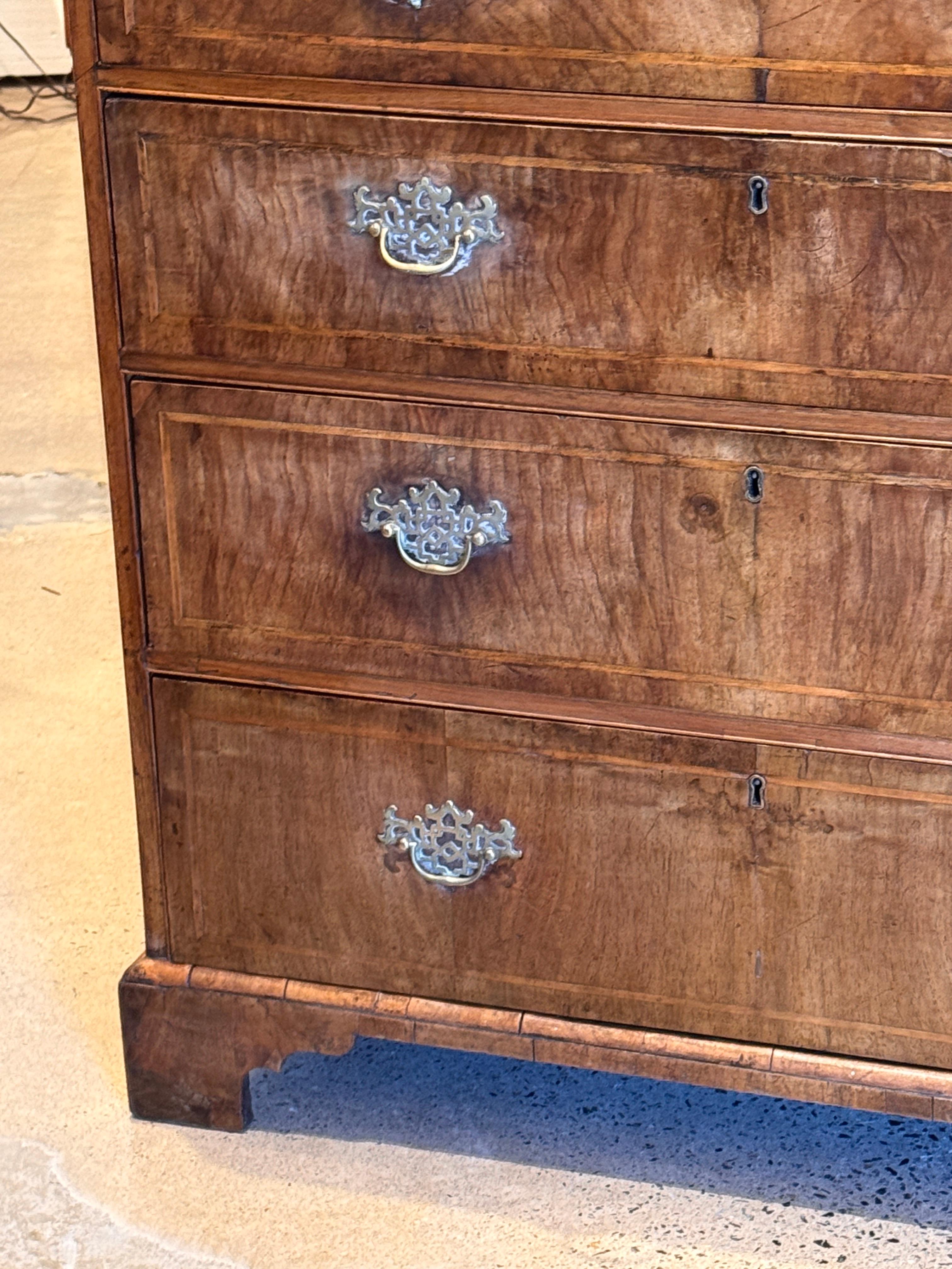 Inglese Cassettiera in noce inglese del XVIII secolo in vendita