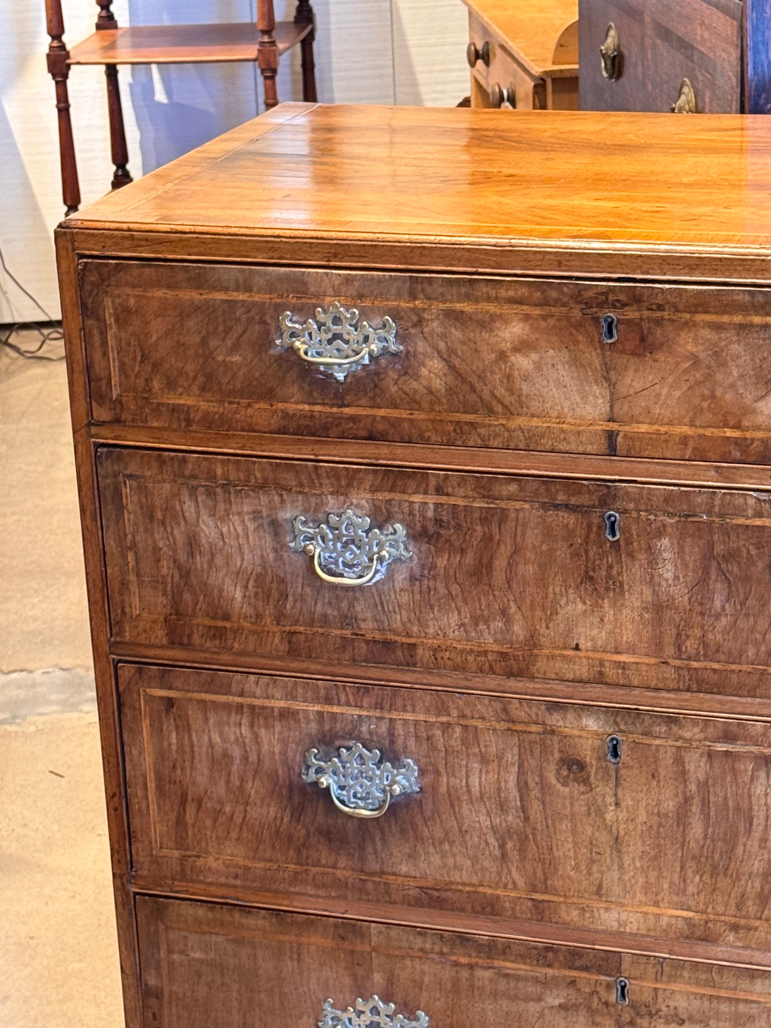 Cassettiera in noce inglese del XVIII secolo In condizioni buone in vendita a Charlottesville, VA