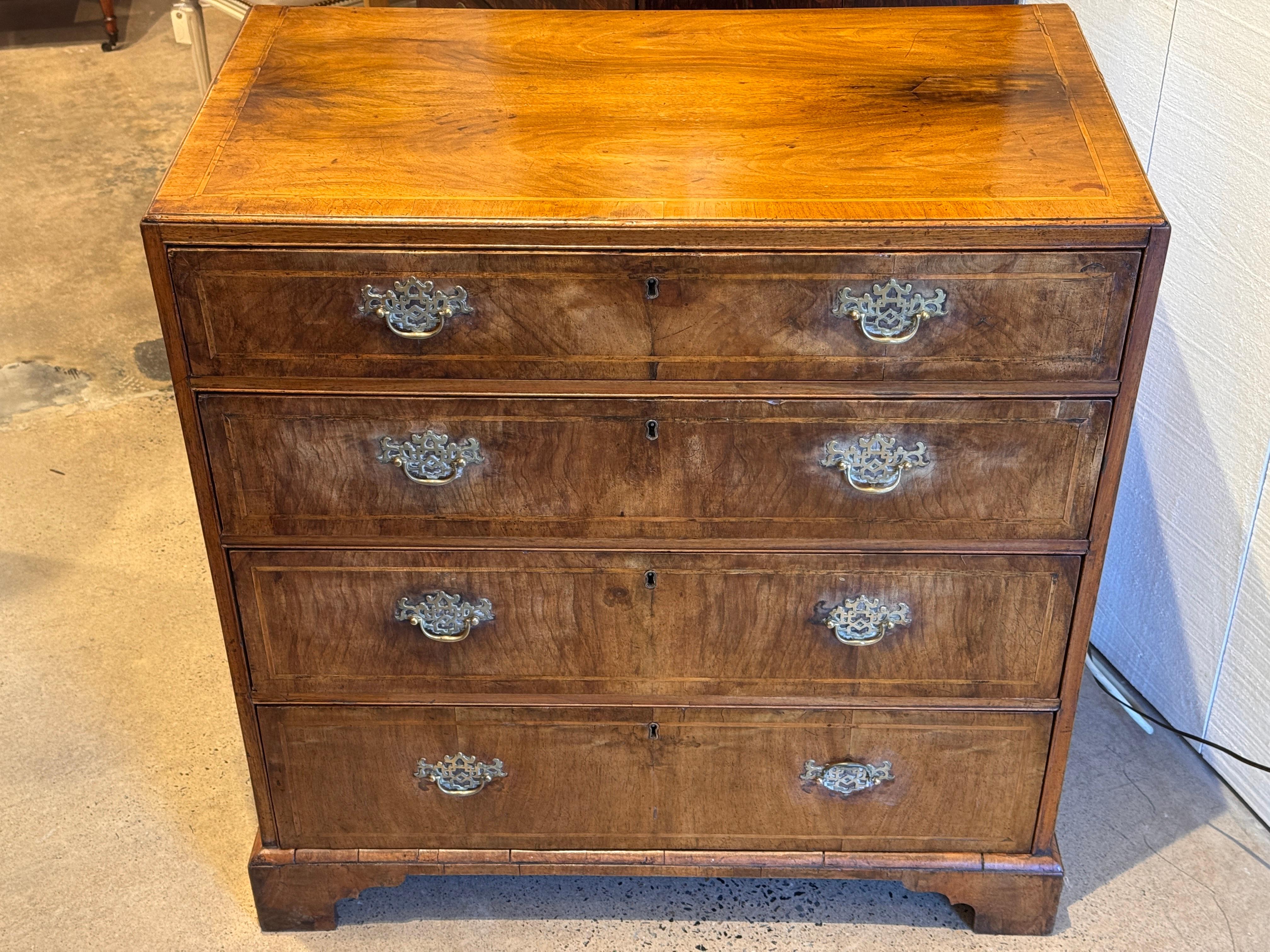 Fino al XVIII secolo Cassettiera in noce inglese del XVIII secolo in vendita