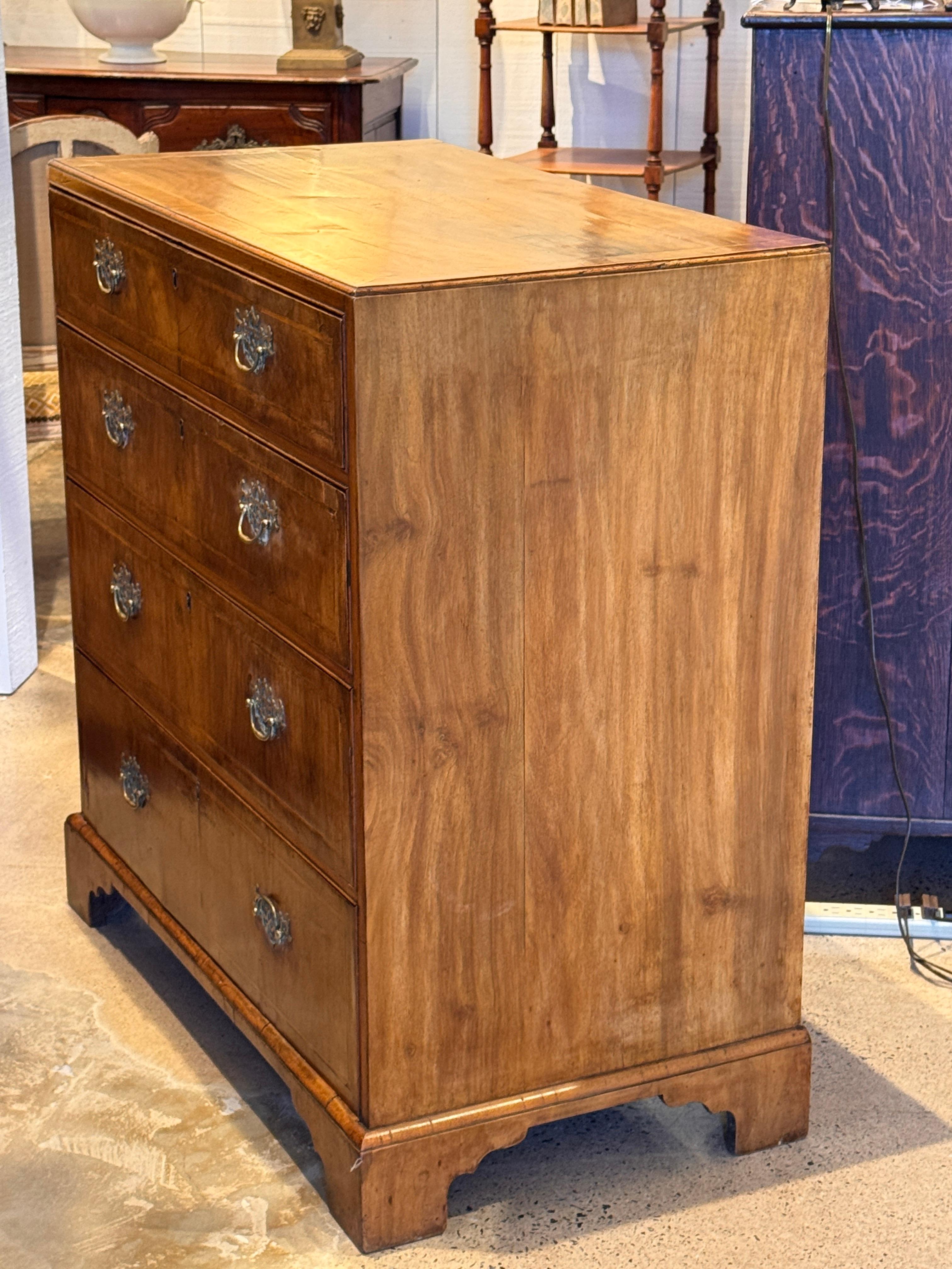 Noce Cassettiera in noce inglese del XVIII secolo in vendita