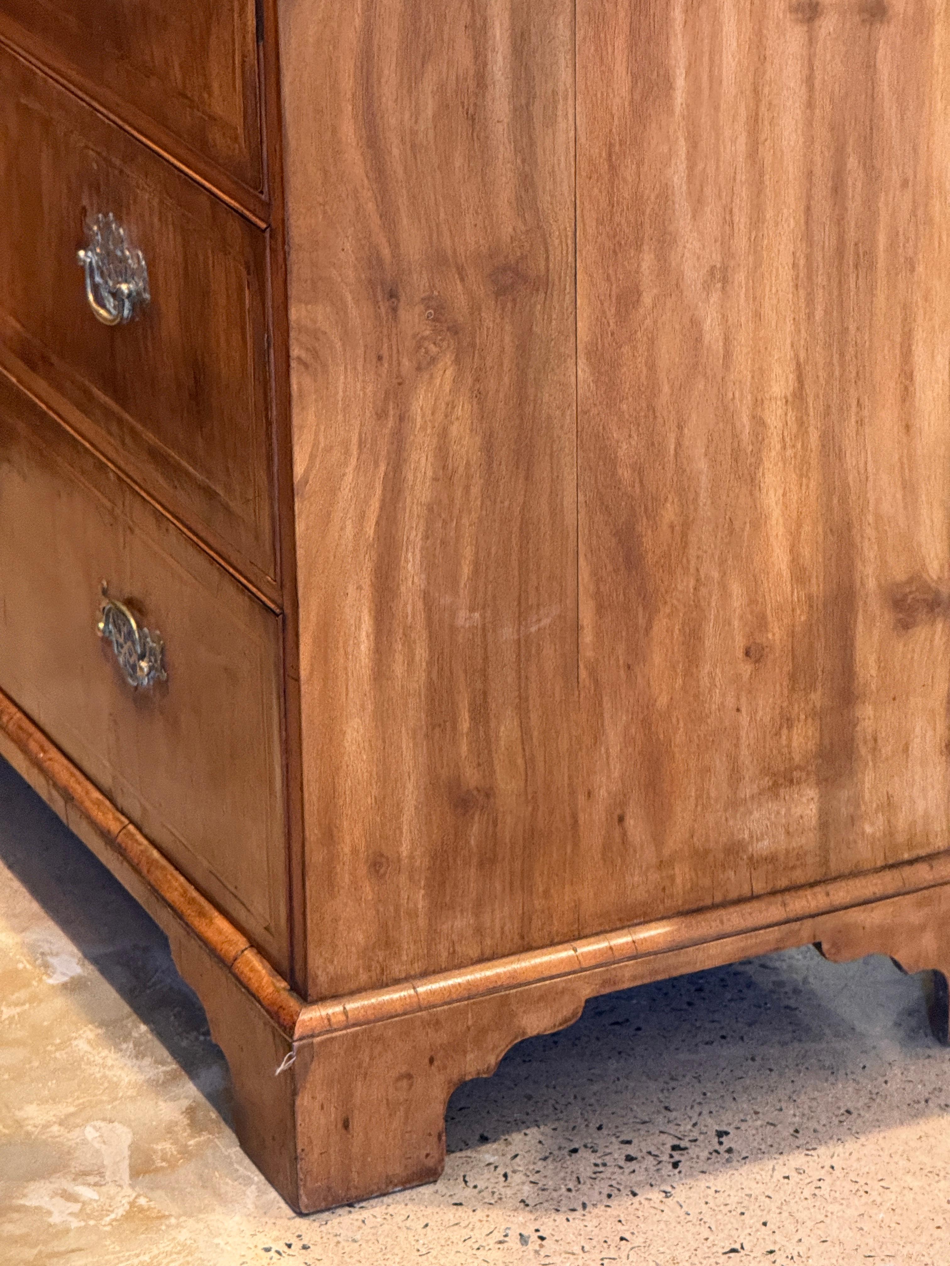 Cassettiera in noce inglese del XVIII secolo in vendita 1