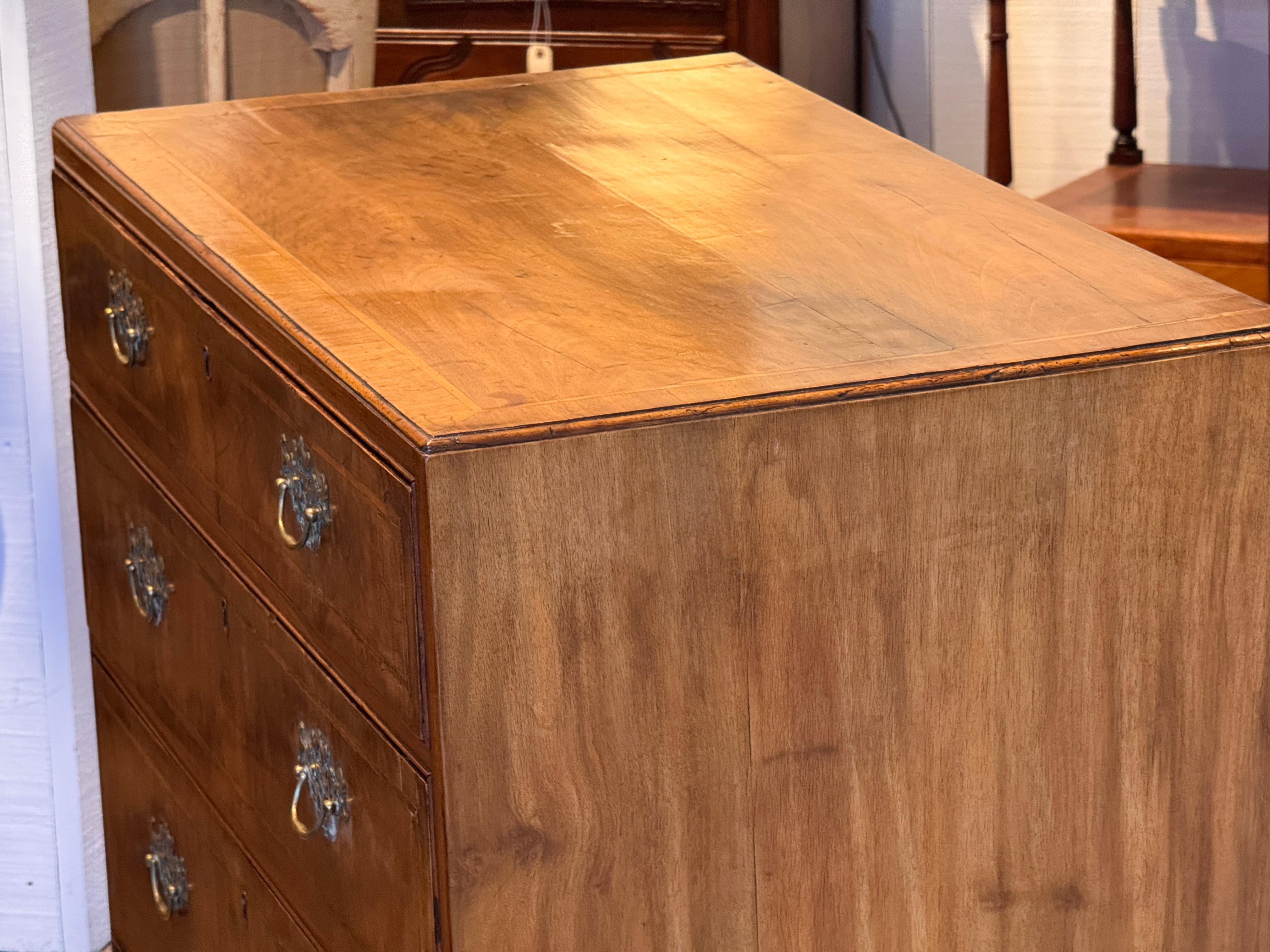 Cassettiera in noce inglese del XVIII secolo in vendita 2